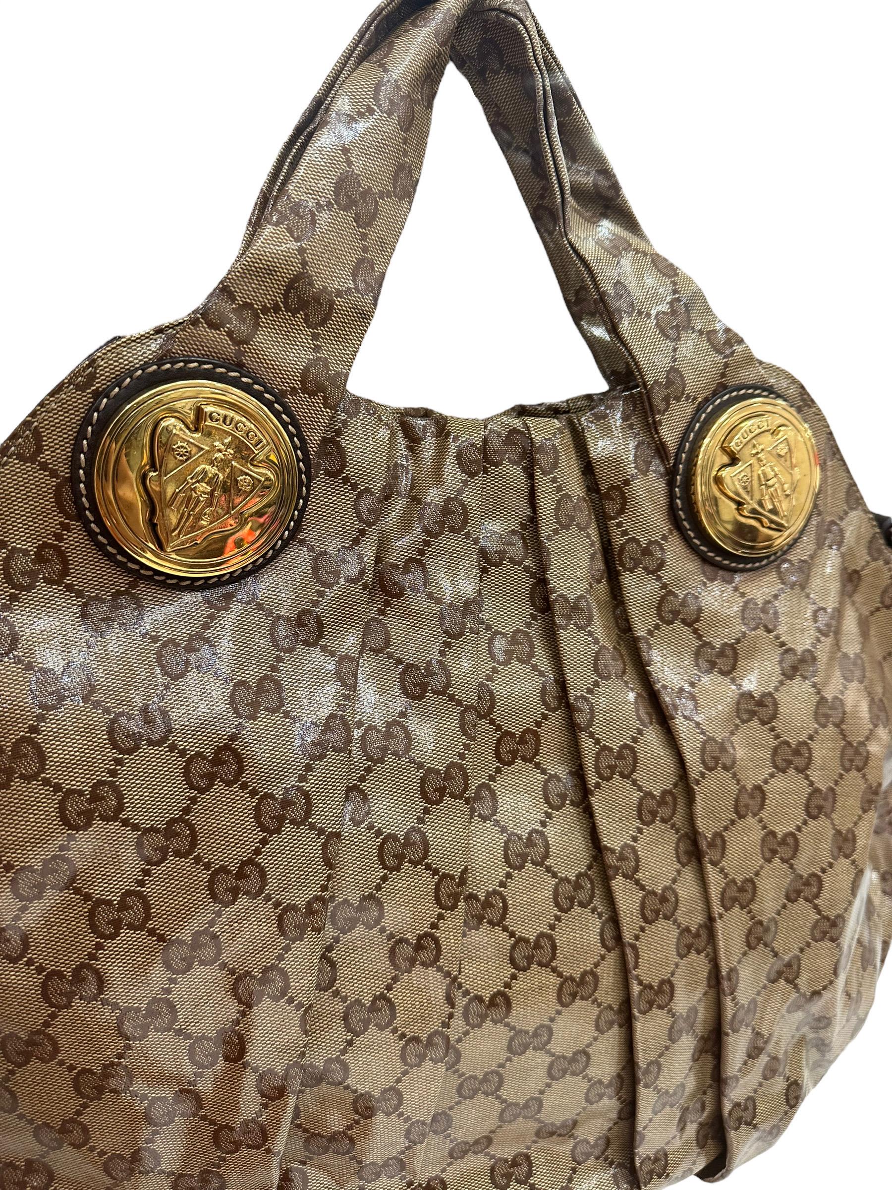 Gucci bag, Hysteria model, made in Crystal GG supreme leather with golden hardware. Equipped with a central magnetic button closure, internally lined in brown fabric, very roomy. Equipped with double handle and removable shoulder strap in brown