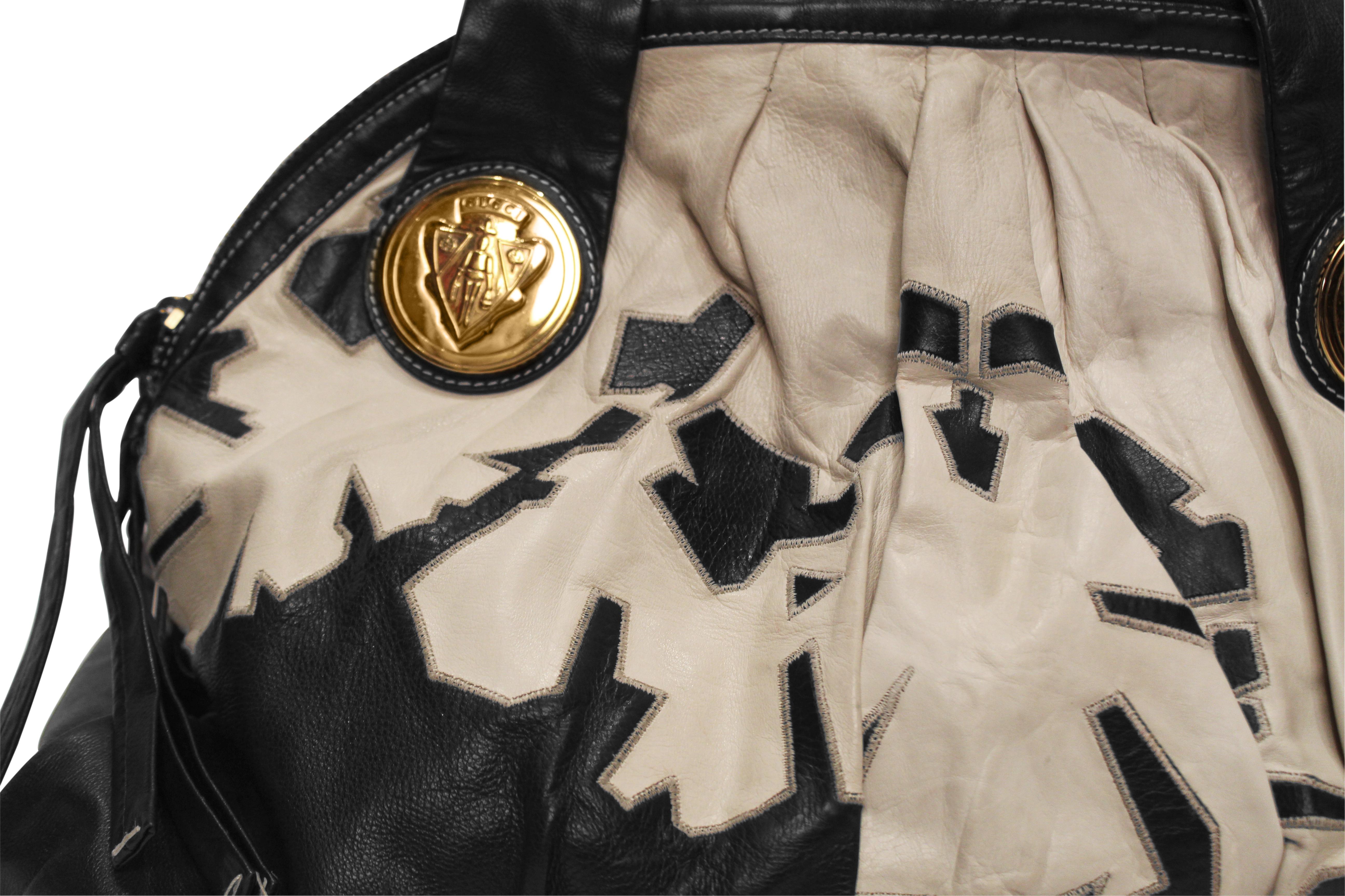 Striking black and white Gucci Hysteria satchel hobo bag in buttery soft leather.
Comes with detachable shoulder strap.