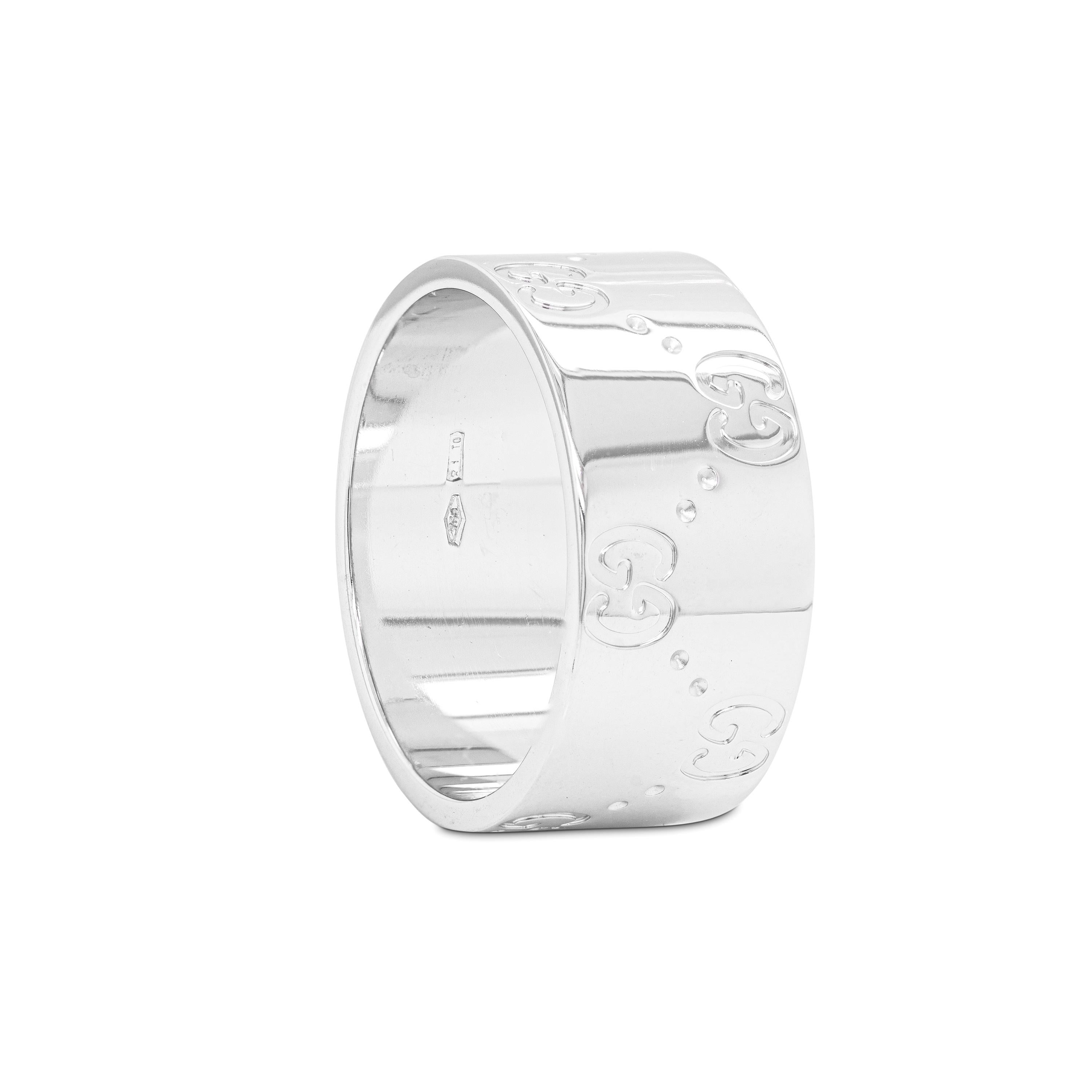 Cette magnifique bague de la maison de couture de luxe Gucci, issue de la Collection Icone, est réalisée en or blanc 18 carats. La bague présente le monogramme emblématique GG sur l'ensemble de l'anneau, avec de petits cercles gaufrés régulièrement