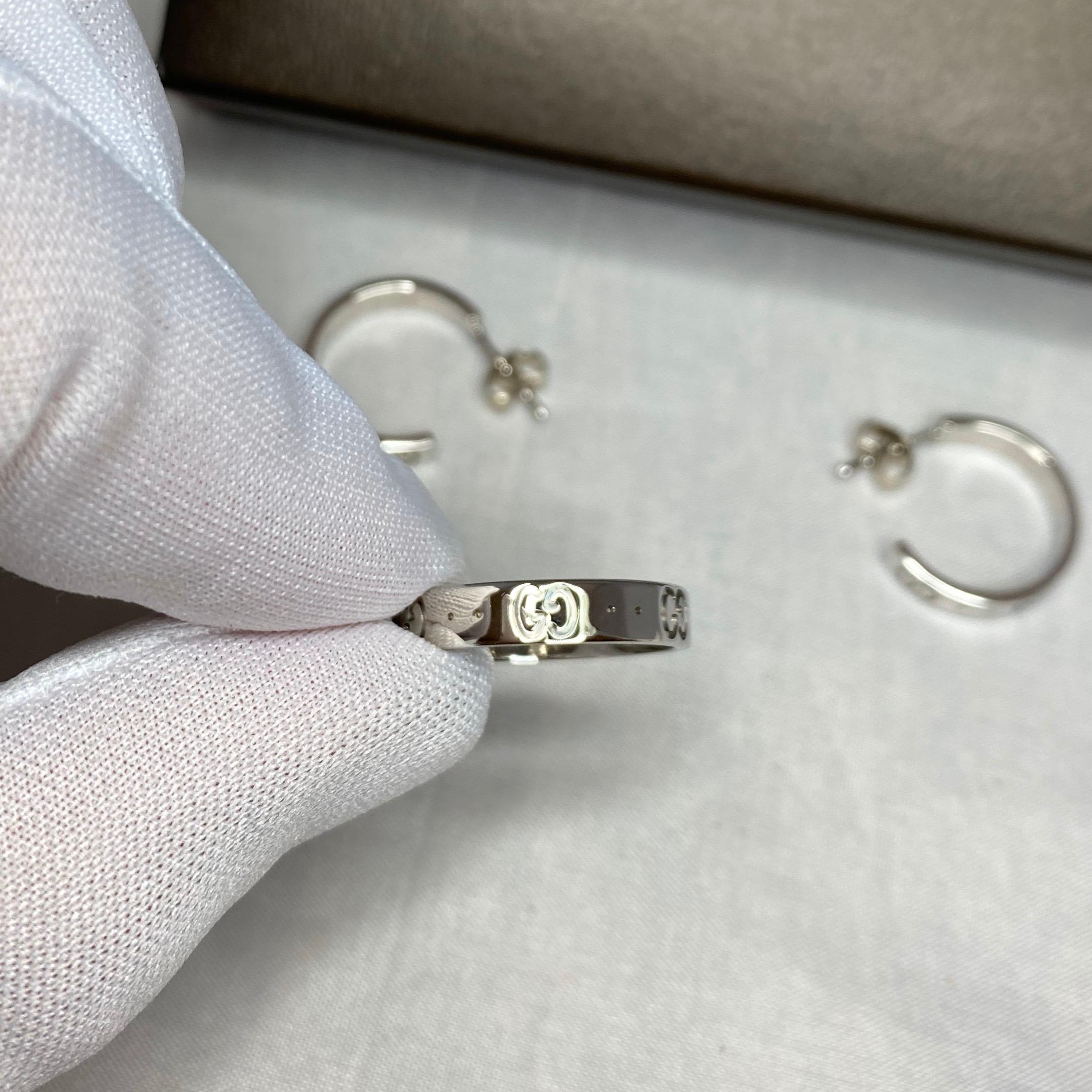 Gucci Icon 18 Karat White Gold Band Ring and Hoop Earring Set In Good Condition In Birmingham, GB
