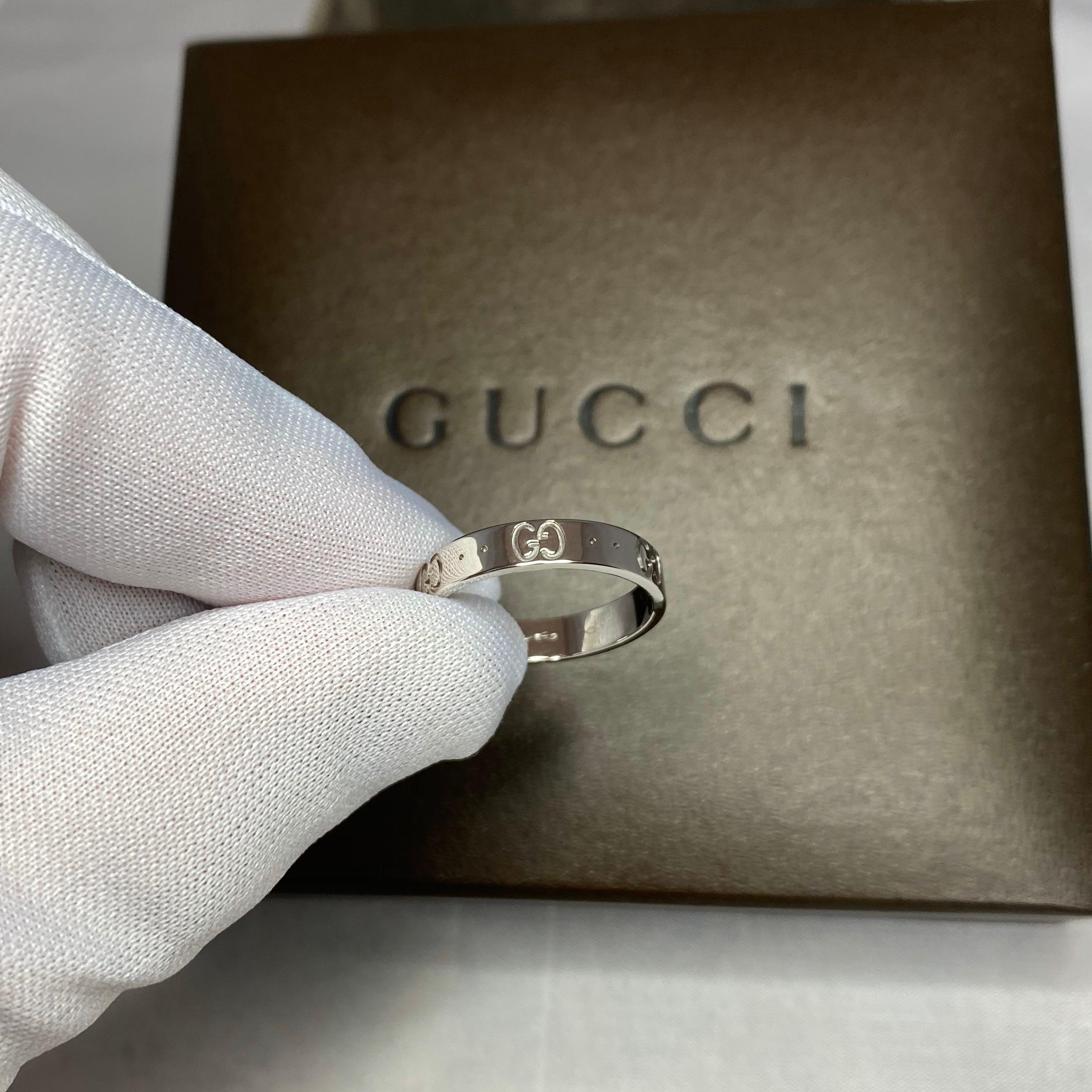 Women's or Men's Gucci Icon 18 Karat White Gold Band Ring and Hoop Earring Set