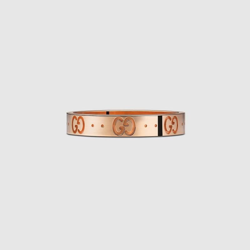 Dieser minimalistische und raffinierte Ring aus 18 Karat Roségold von Gucci zeigt das ikonische GG-Motiv, das rund um das Band eingraviert ist.
Gucci Icon Ring, 18kt Roségold.

Ring aus 18 Karat Roségold mit eingraviertem Gucci-Logo. 
Breite 4 mm.