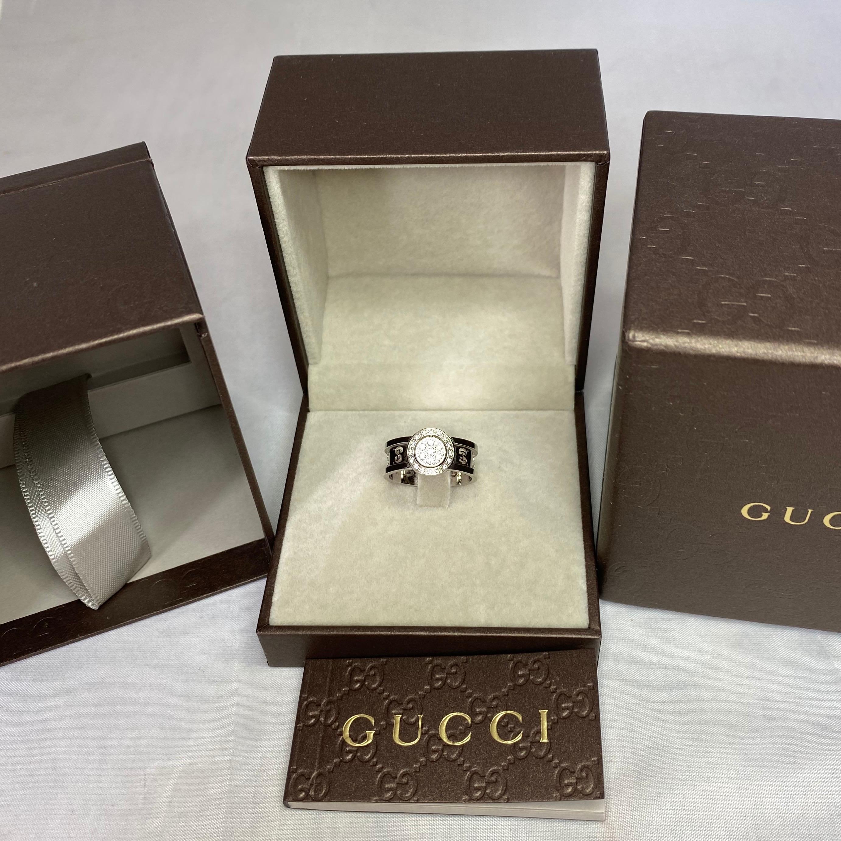 The “Icon Twirl” ring by Gucci is made of 18K white gold and x21 G/H colour VVS clarity diamonds. Only the very best quality diamonds are used by Gucci.
The ring has a width of 7 mm and can be worn with the twist centre-piece showing 5 diamonds or