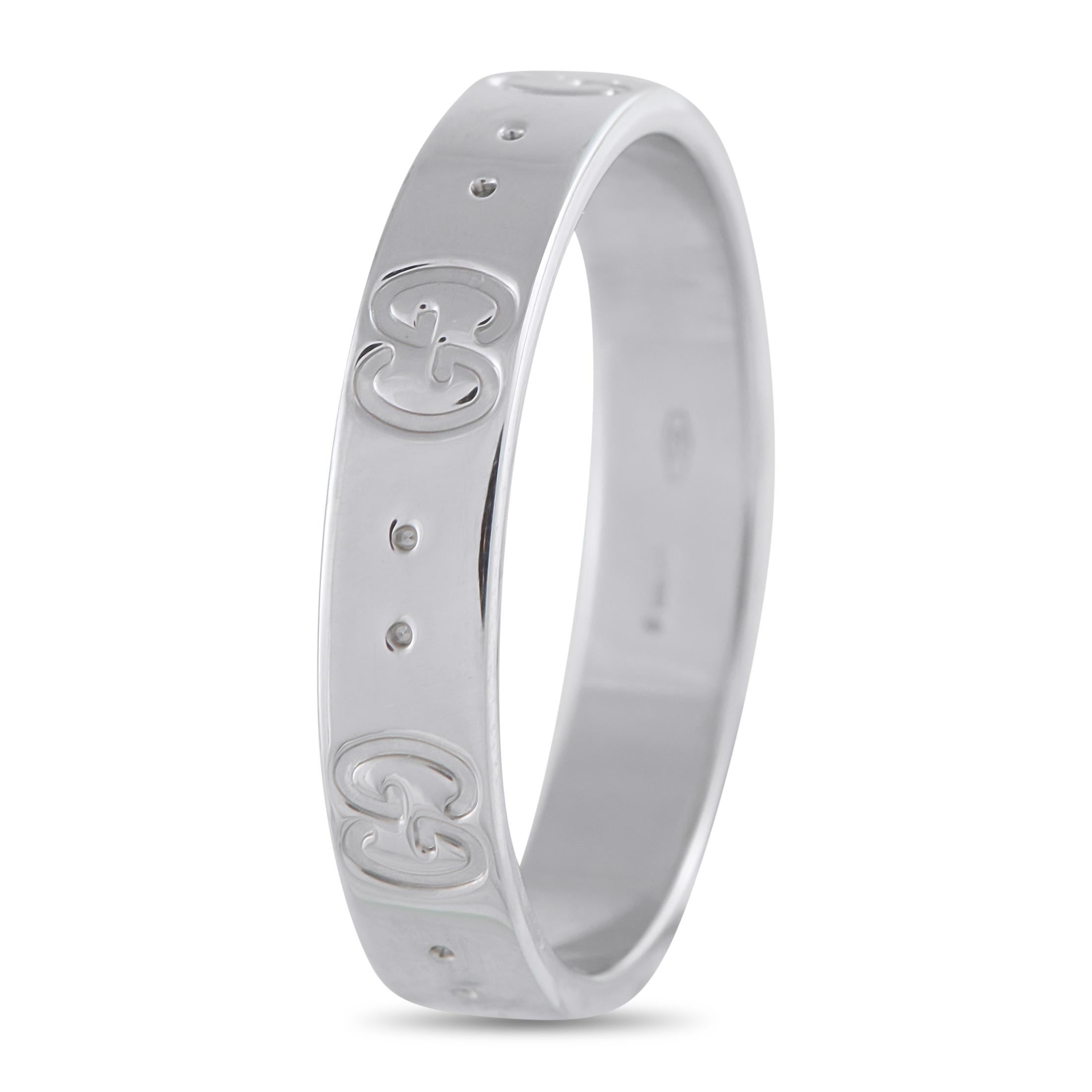 In 18K white gold, the Gucci Icon ring presents a 5mm band traced with GG motifs and dot engravings that move in measured rhythm around the surface. Contemporary in form and versatile in wear, this ring shows the balance and proportion that define