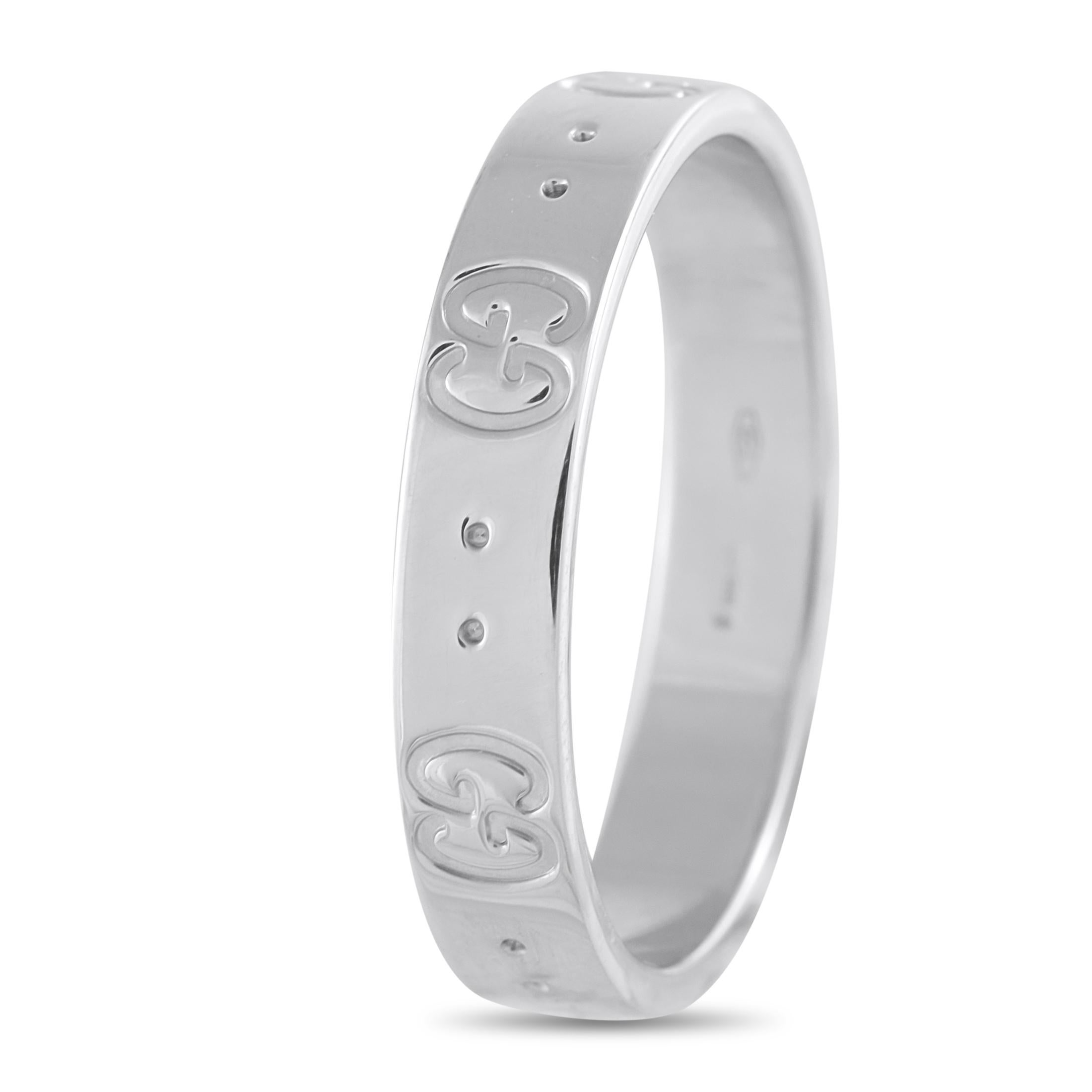 Designed with a universal appeal, this Gucci Icon ring in 18K white gold suits both men and women with its balanced form and understated presence. This ring features a 5mm band engraved with alternating double dots and GG motifs, set in precise