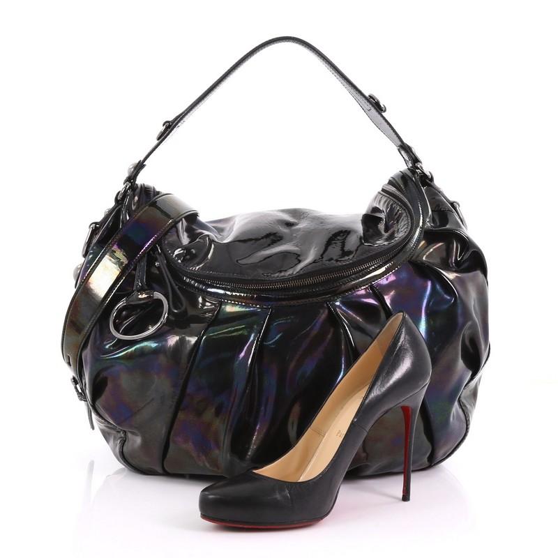 This Gucci Icon Bit Convertible Hobo Patent Medium, crafted from black patent leather, features flat leather handle, horsebit zipper pull, and gunmetal-tone hardware. Its two-way zip closure opens to a black fabric interior with zip and slip