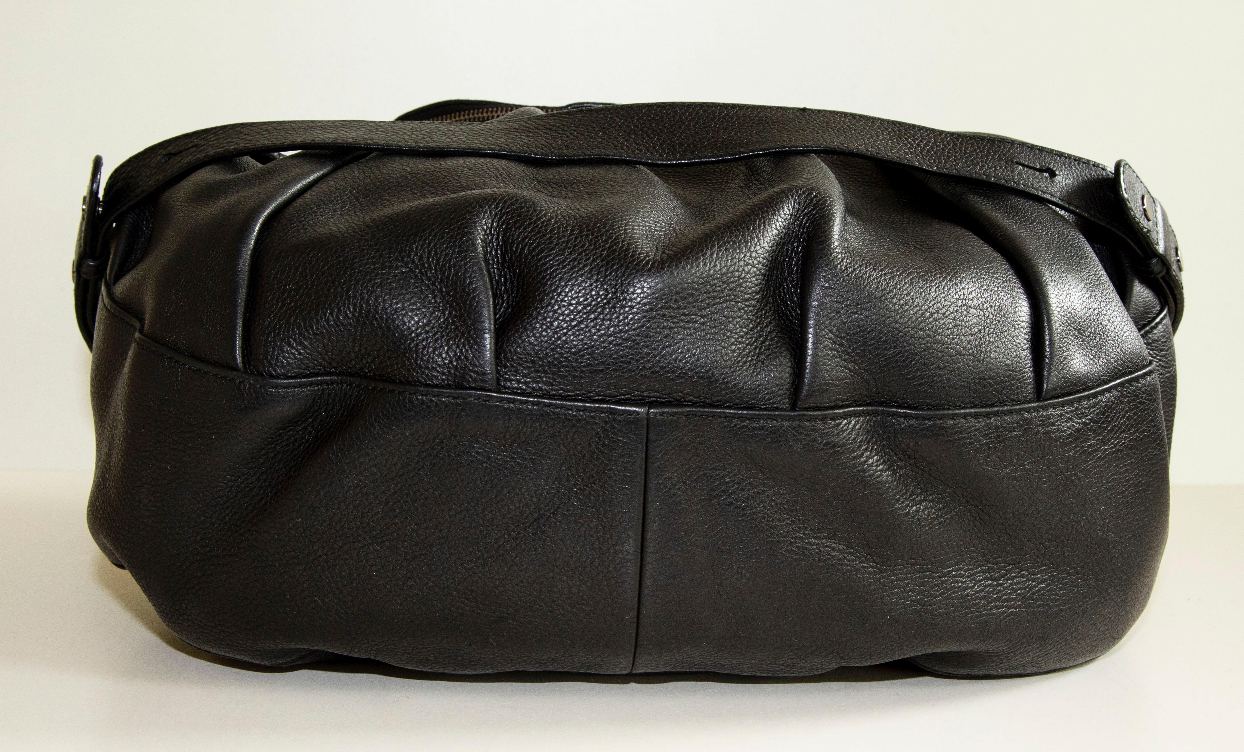 Women's or Men's Gucci Icon Bit Medium Pebbled Leather Shoulder Bag in Black Leather For Sale