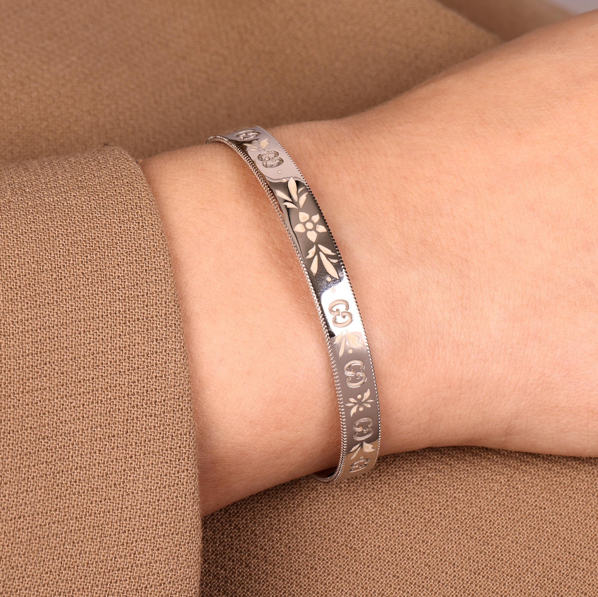 This bangle by Gucci is from their Icon Collection and features an enamel bloom design set in 18ct gold. Accompanied by a Xupes Presentation Box. Our Xupes reference is J925 should you need to quote this.
RRP	£2,160
ITEM CONDITION	Excellent
XUPES