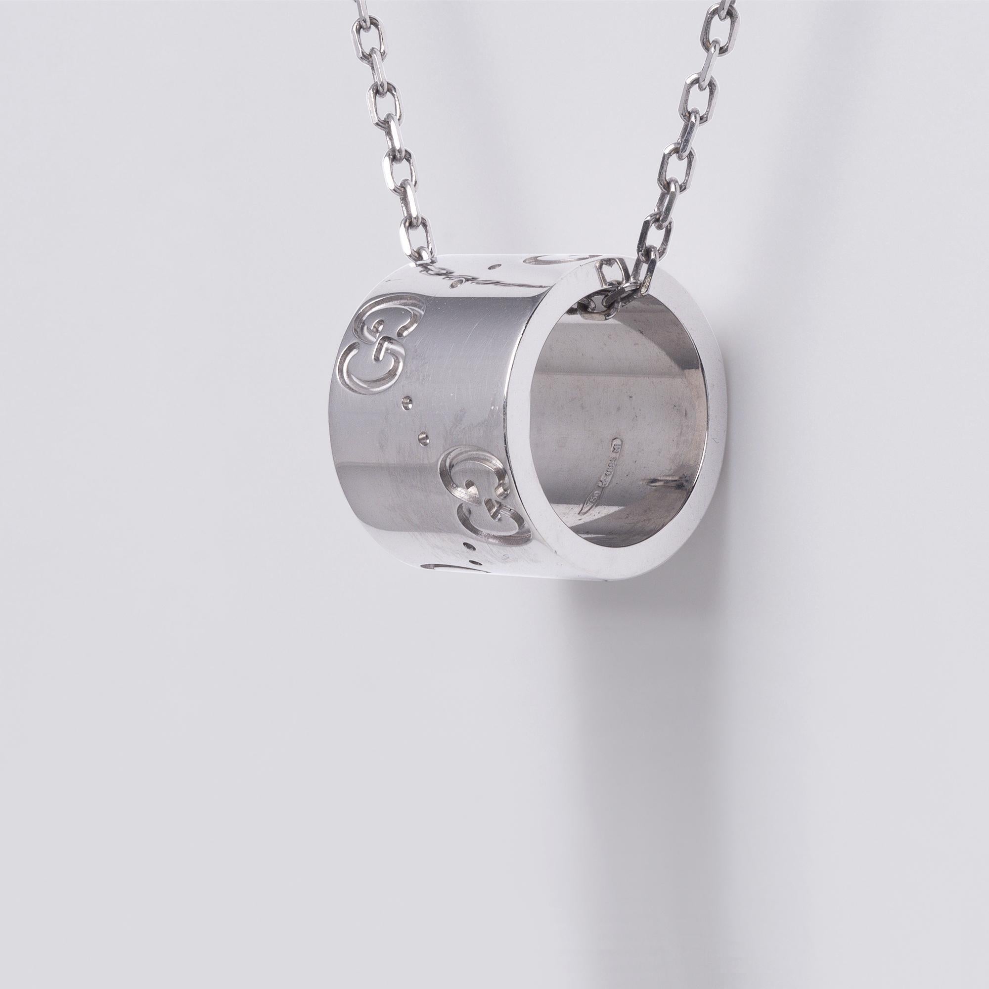 GUCCI Collier pendentif bague Icone
Bandeau circulaire avec logos GG gravés
Anneau de 9 mm
Chaîne de 16 pouces, réglable
Fabriqué en Italie
7.6 grammes
Or blanc 18K