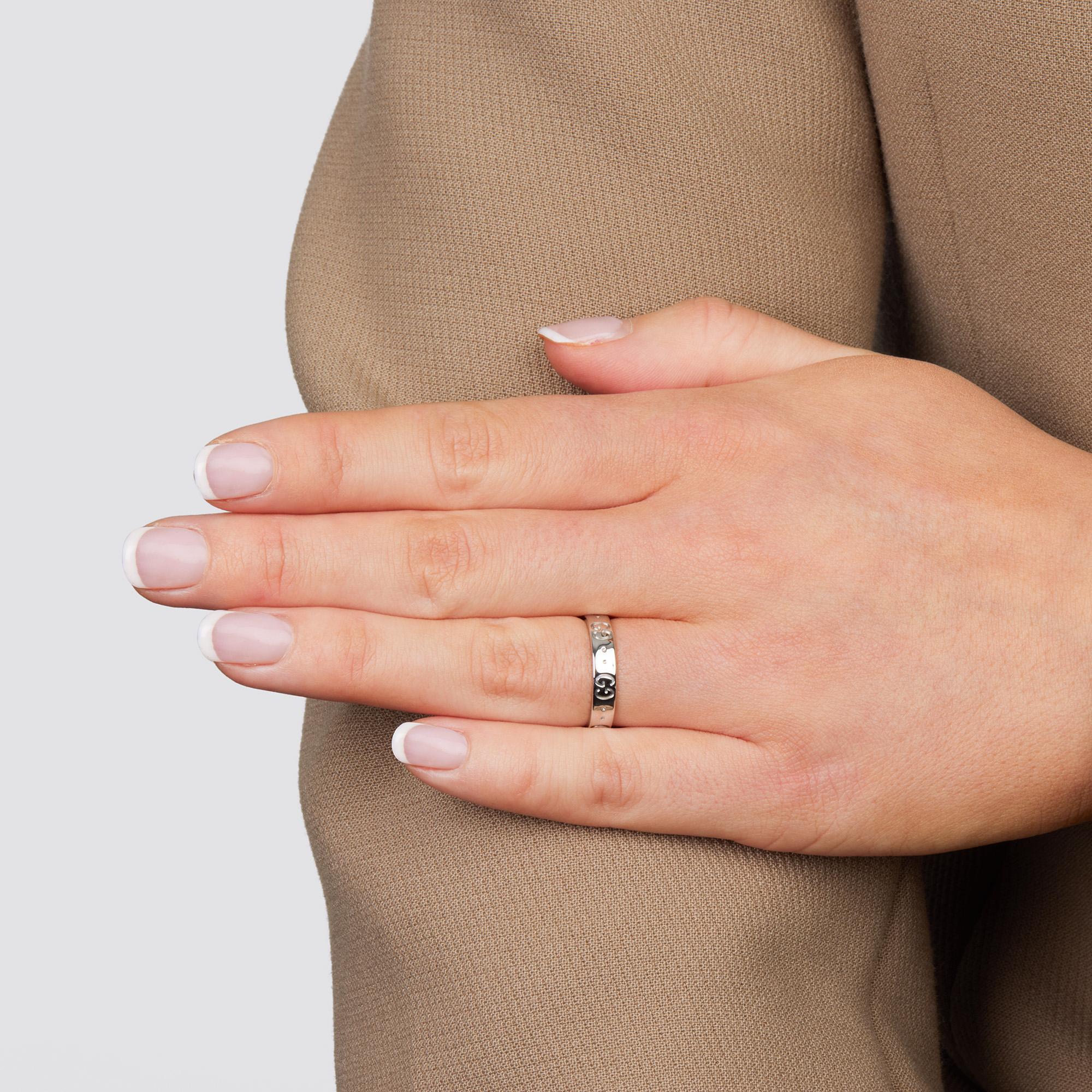 Dieser Ring von Gucci stammt aus der Icon-Kollektion und zeigt das charakteristische GG-Motiv auf einem schmalen Bandring. Komplett mit Xupes-Präsentationsbox. Unsere Xupes-Referenz ist J848, falls Sie diese angeben