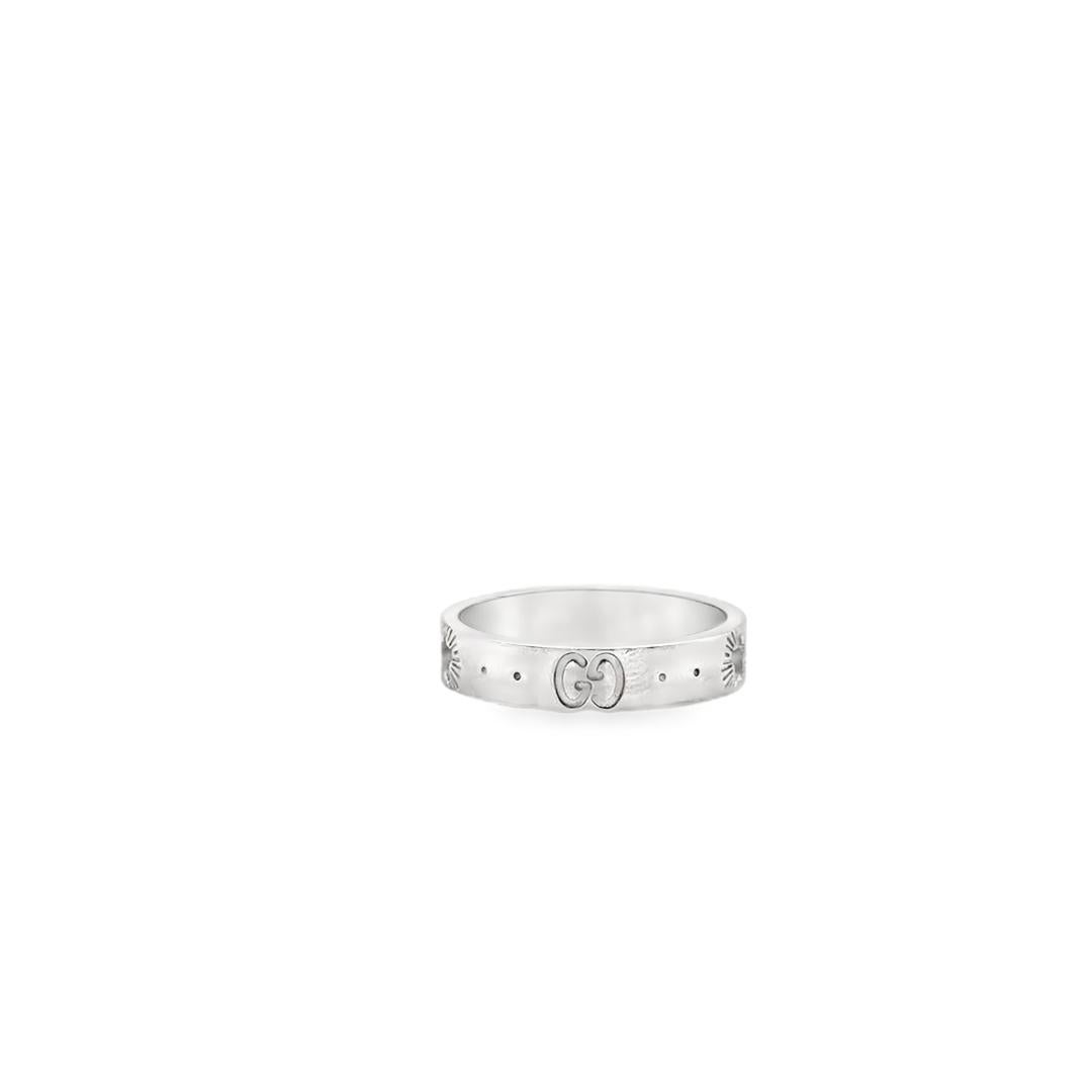 Realizzato con la precisione per cui Gucci è rinomato, questo anello Icon Star è un pezzo senza tempo che completa qualsiasi ensemble. Il design sottile del cinturino è realizzato in lussuoso oro bianco 18 carati, per garantire stile e durata. Il