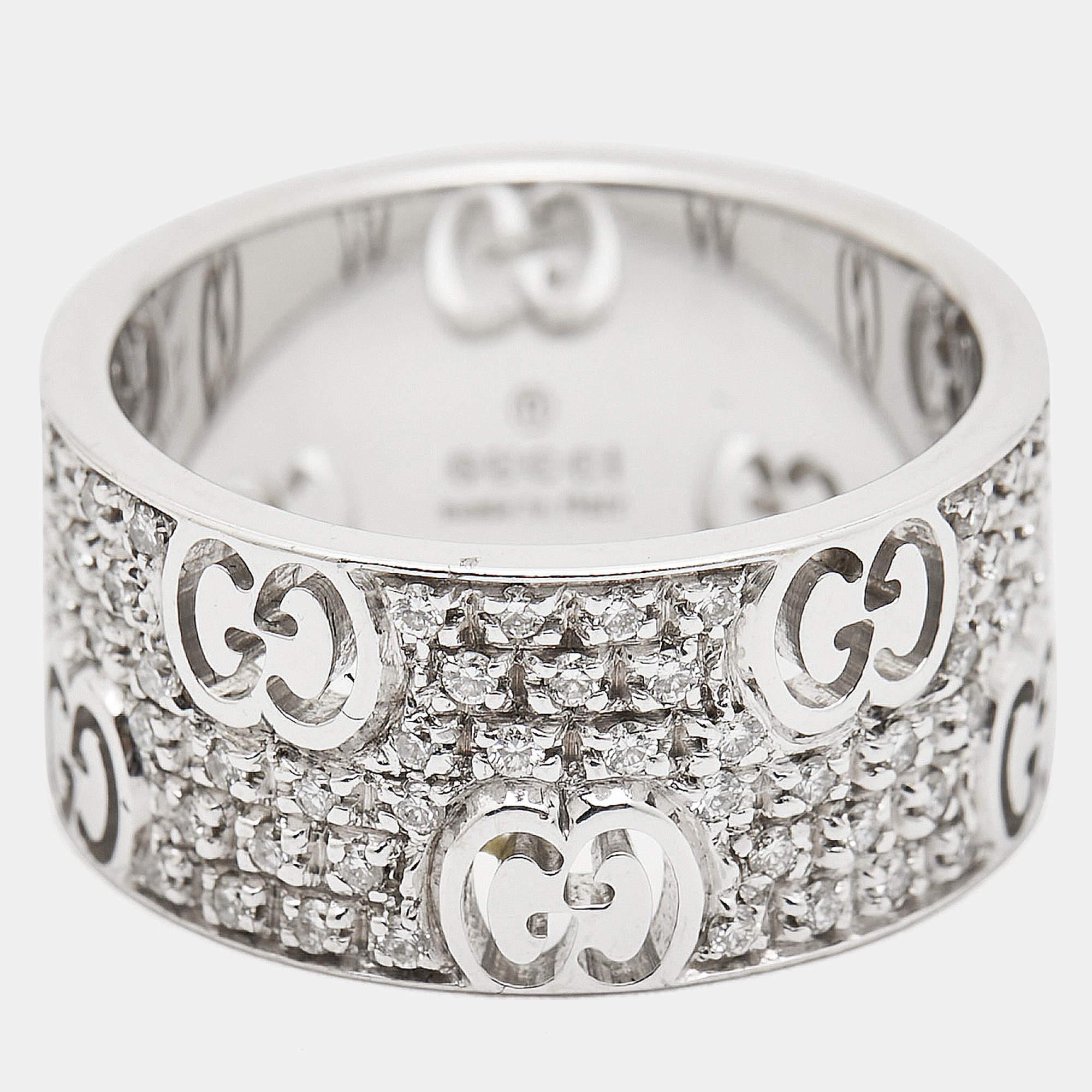 Gucci est connu pour ses créations qui célèbrent la créativité et le style. Cette bague Icone est donc un véritable symbole de l'esprit de Gucci. La bague, fabriquée en Italie en or blanc 18 carats, est ornée du logo GG et de diamants tout autour.