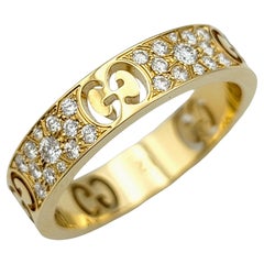 Anillo Gucci Icon Stardust con pavé de diamantes en oro amarillo pulido de 18 quilates