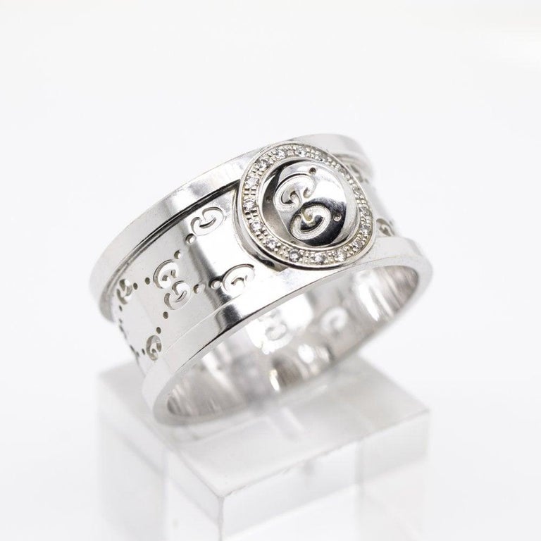 Gucci Icon Twirl 18 Karat White Gold Diamond Ring at 1stDibs