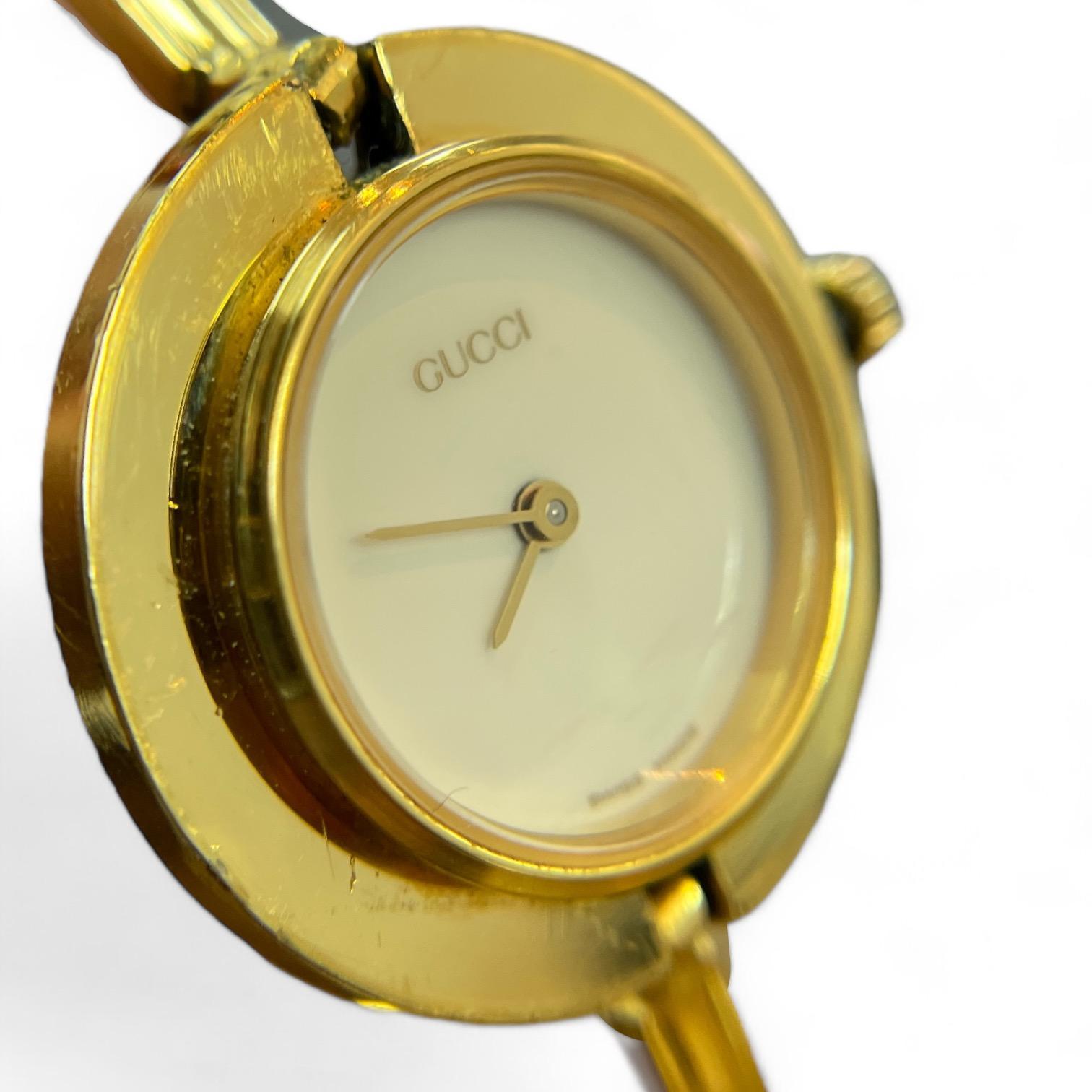 Eleva il tuo stile con questo iconico orologio Gucci, caratterizzato da un lussuoso design in tonalità oro e da 10 lunette intercambiabili in colori vivaci. Questo accessorio versatile ti permette di personalizzare il tuo look per adattarlo a