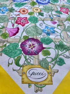 Gucci Iconic Yellow Border Lattice Floral Printed Square Silk Scarf (écharpe en soie carrée imprimée en treillis)
