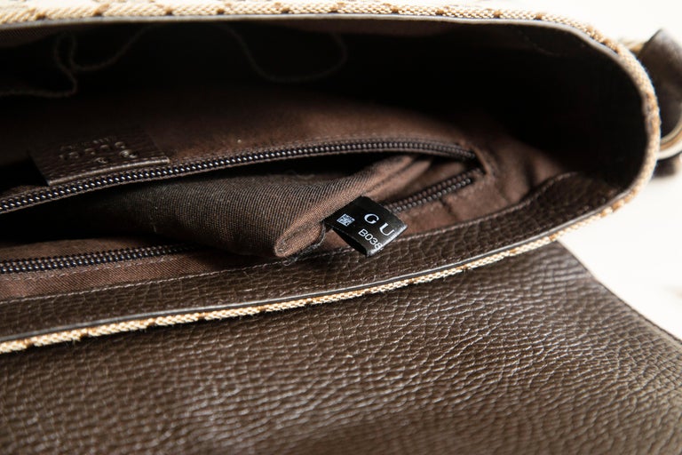 Gucci in GG Brown and Beige Canvas Messenger Bag For Sale at 1stDibs