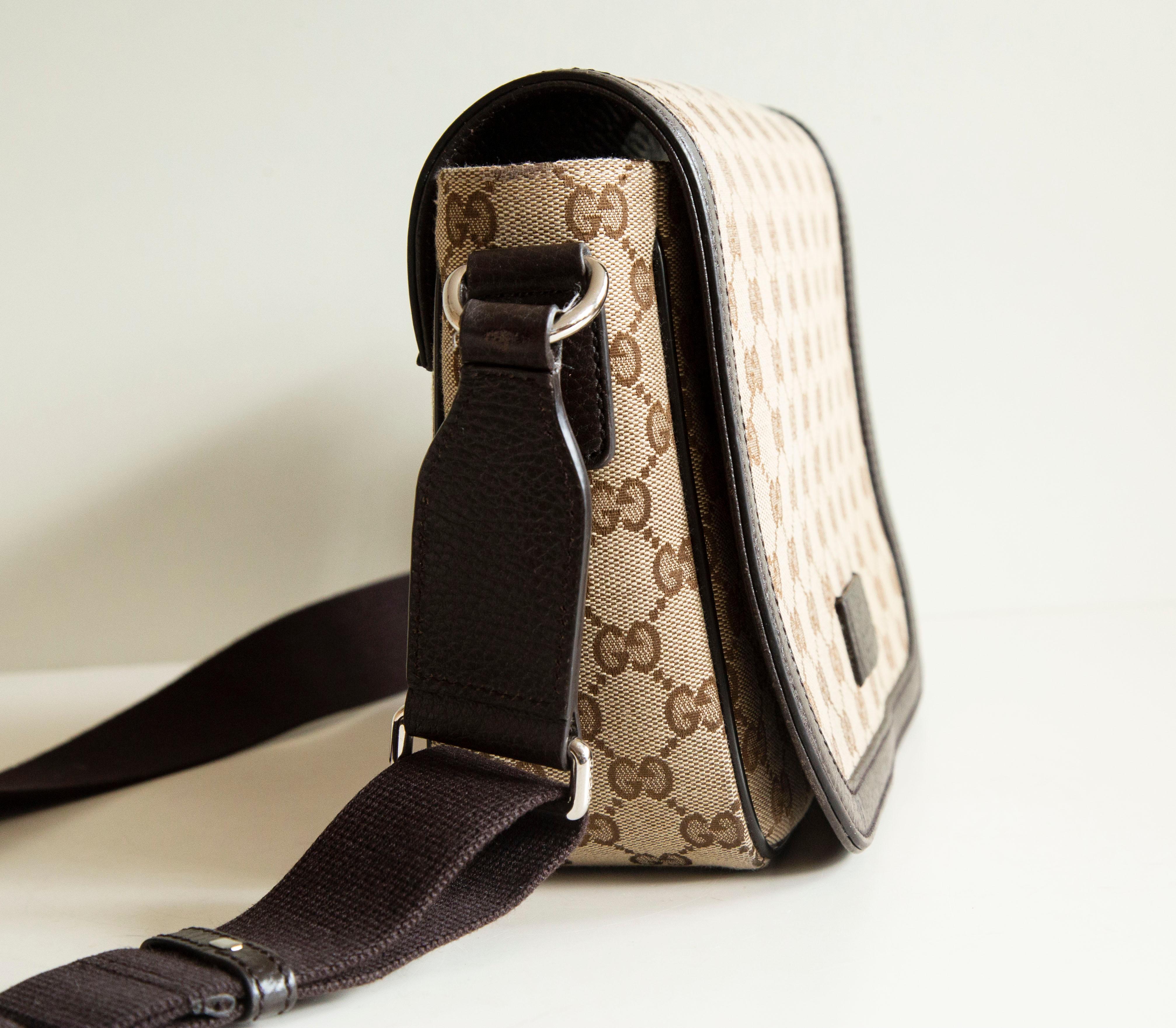 Gucci in GG Messenger Bag aus braunem und beigem Canvas (Braun) im Angebot
