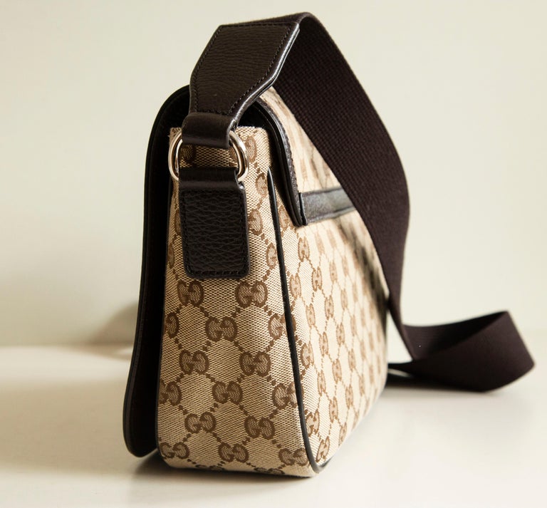 Gucci in GG Brown and Beige Canvas Messenger Bag For Sale at 1stDibs