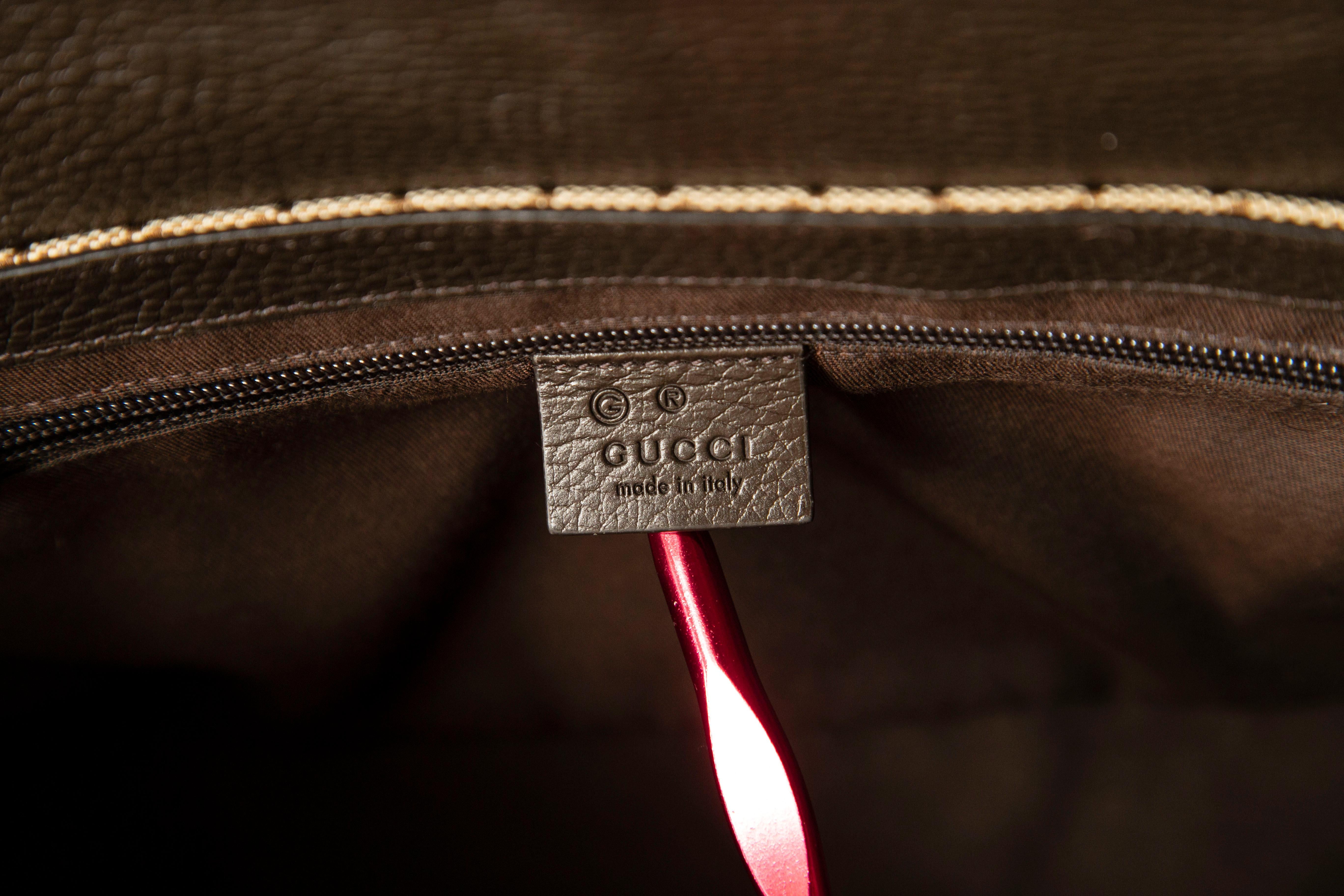 Gucci in GG Brown and Beige Canvas Messenger Bag For Sale 1