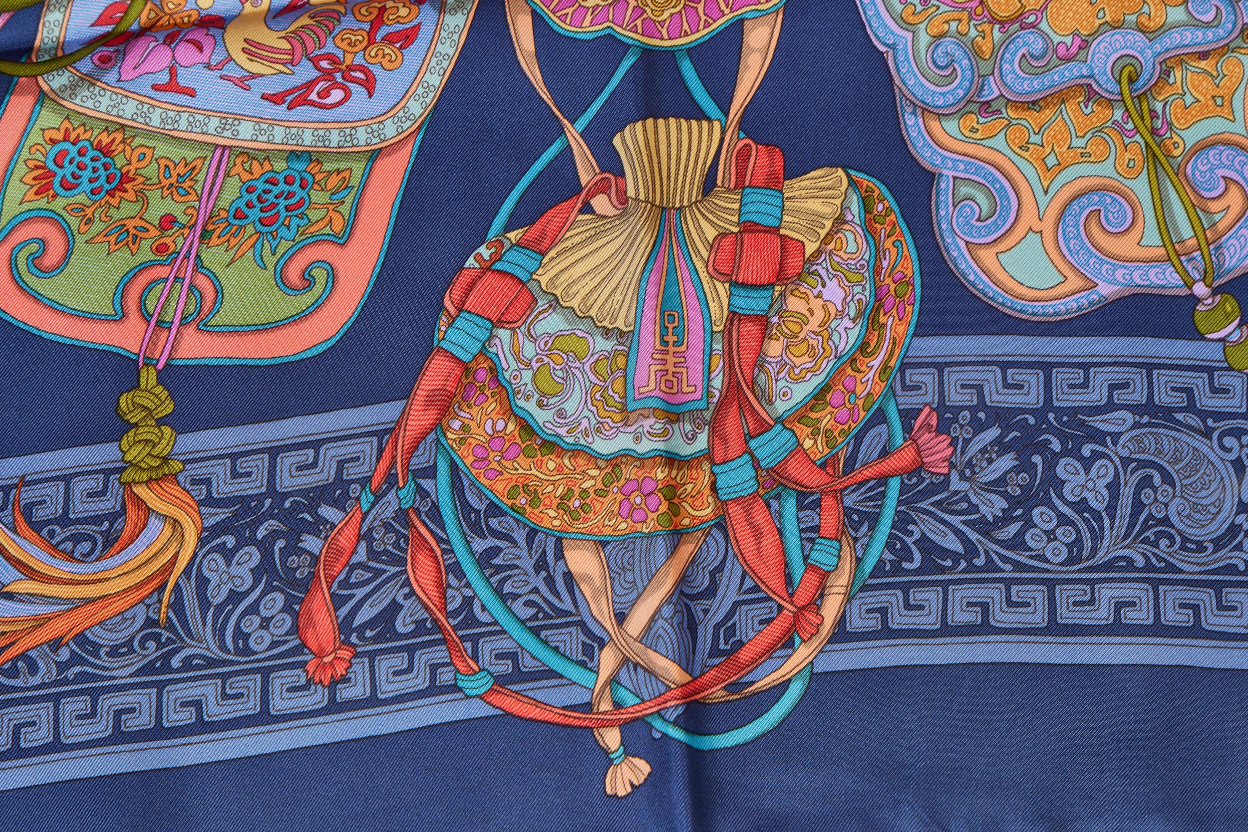 Pañuelo de sarga de seda con diseño indio de Gucci. Bordes enrollados a mano. Combinación de azul y rosa.
35