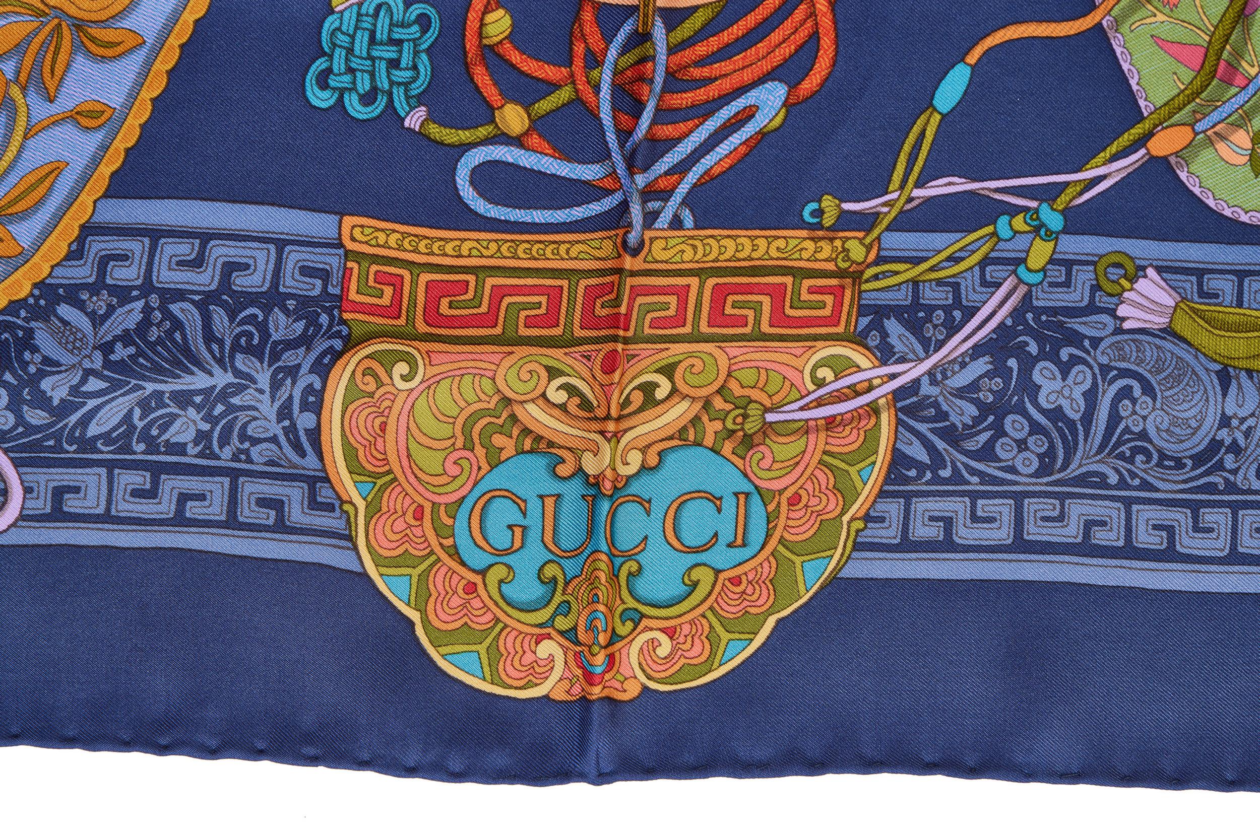 Pañuelo de seda azul con diseño indio Gucci en Excelente Estado en West Hollywood, CA