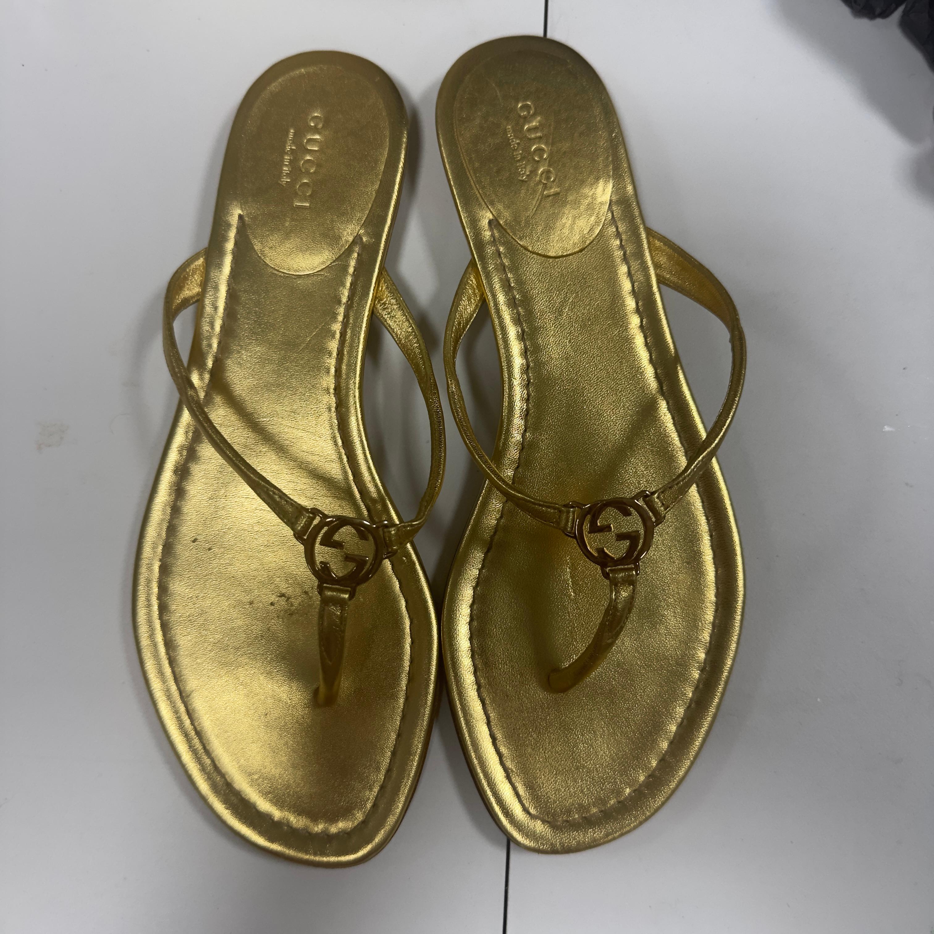 Tongs Gucci en cuir métallisé doré avec logo GG - Made in Italy, Taille 36 en vente 5