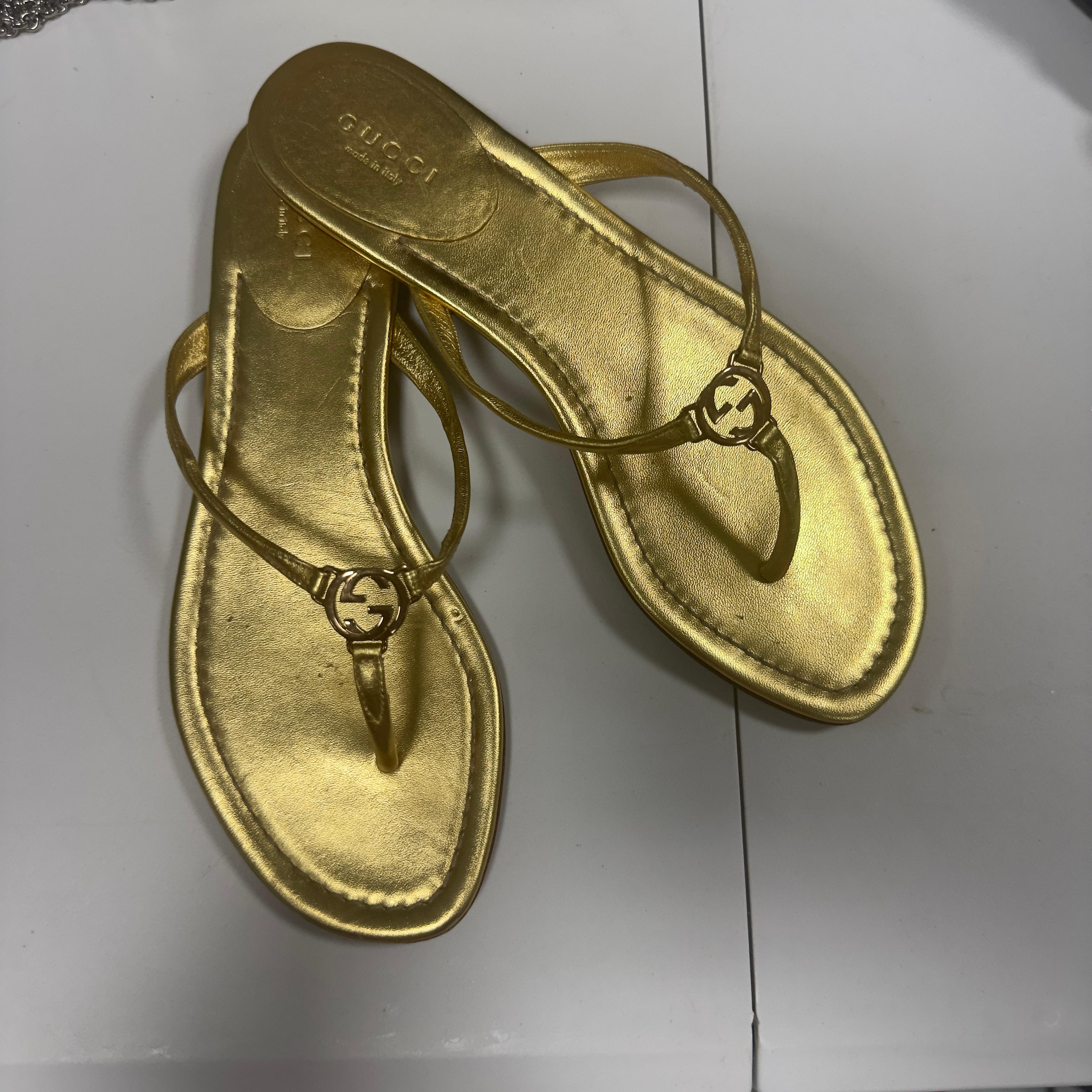 Tongs Gucci en cuir métallisé doré avec logo GG - Made in Italy, Taille 36 en vente 6
