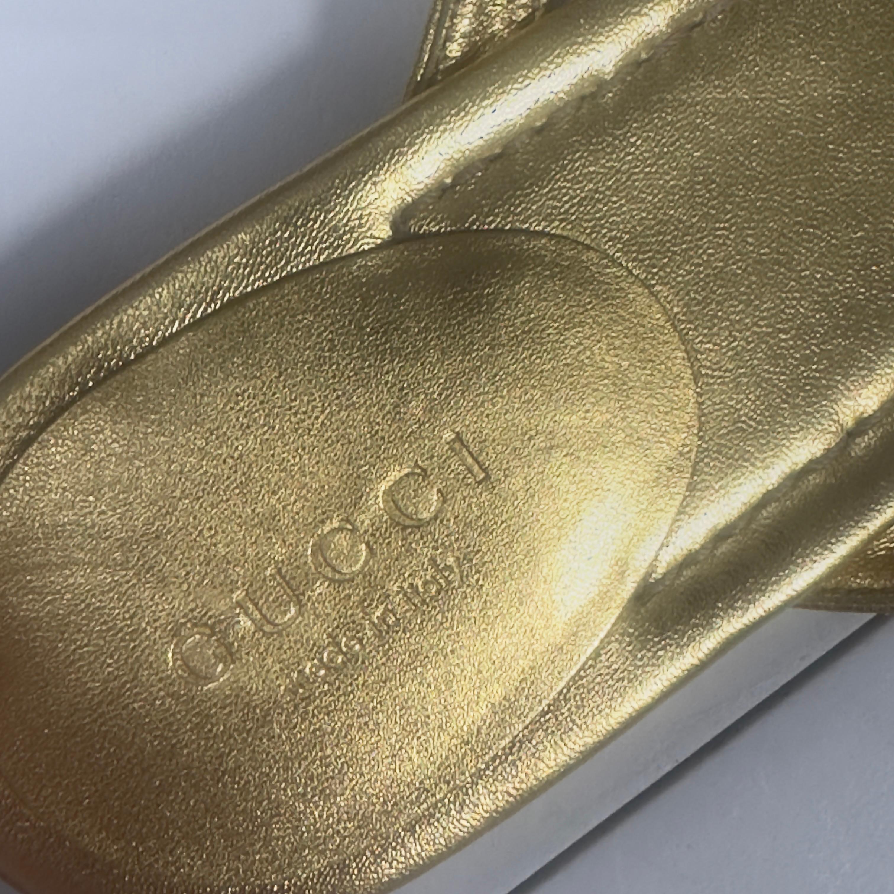 Tongs Gucci en cuir métallisé doré avec logo GG - Made in Italy, Taille 36 en vente 7