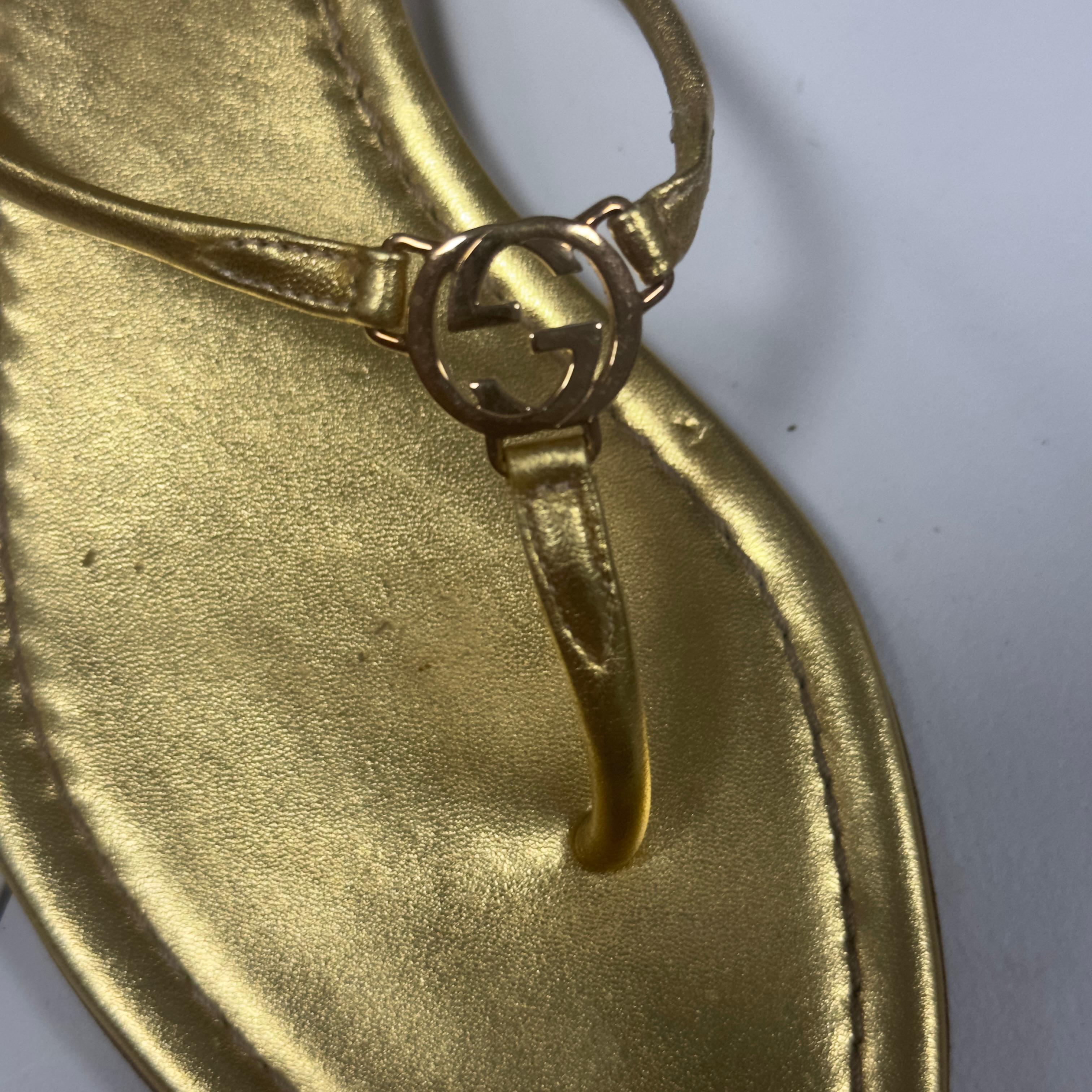 Tongs Gucci en cuir métallisé doré avec logo GG - Made in Italy, Taille 36 en vente 8