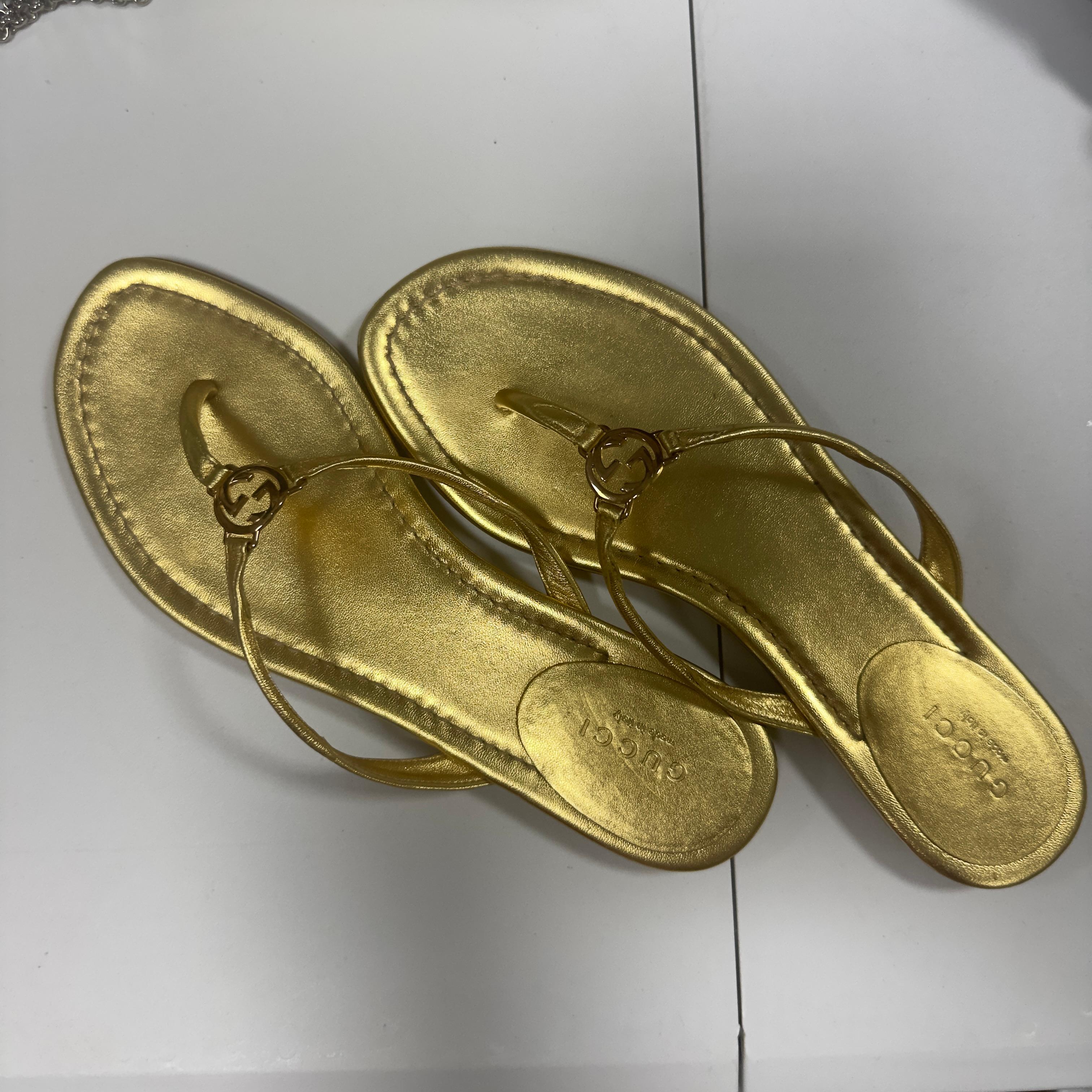 Un bijou à vos pieds.
Ces élégantes tongs Gucci sont fabriquées en cuir souple doré à finition métallique, parfaites pour ajouter une touche de luxe à un look des plus minimalistes. Ce modèle essentiel est rehaussé par le logo GG emblématique en
