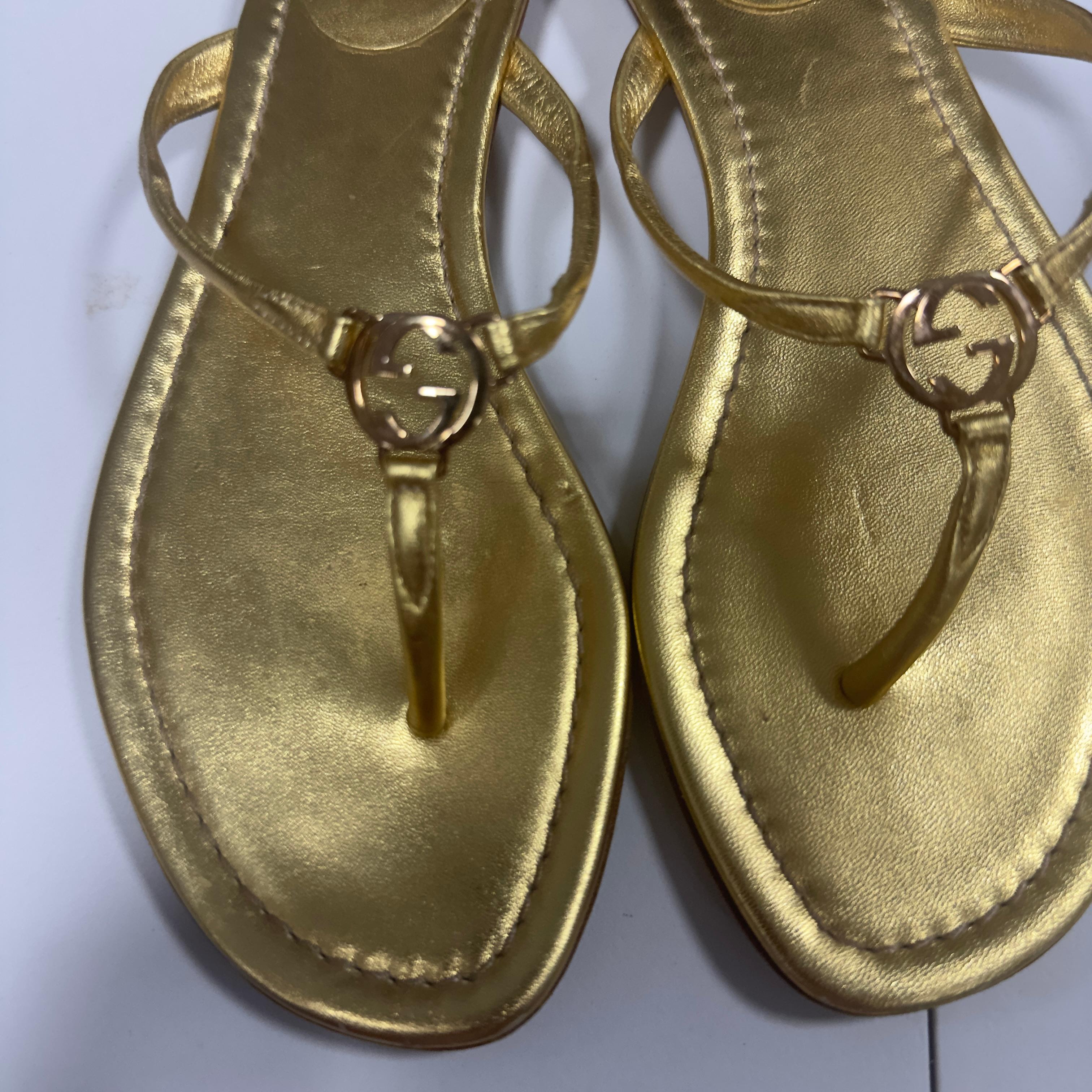 Tongs Gucci en cuir métallisé doré avec logo GG - Made in Italy, Taille 36 Excellent état - En vente à Basaluzzo, IT