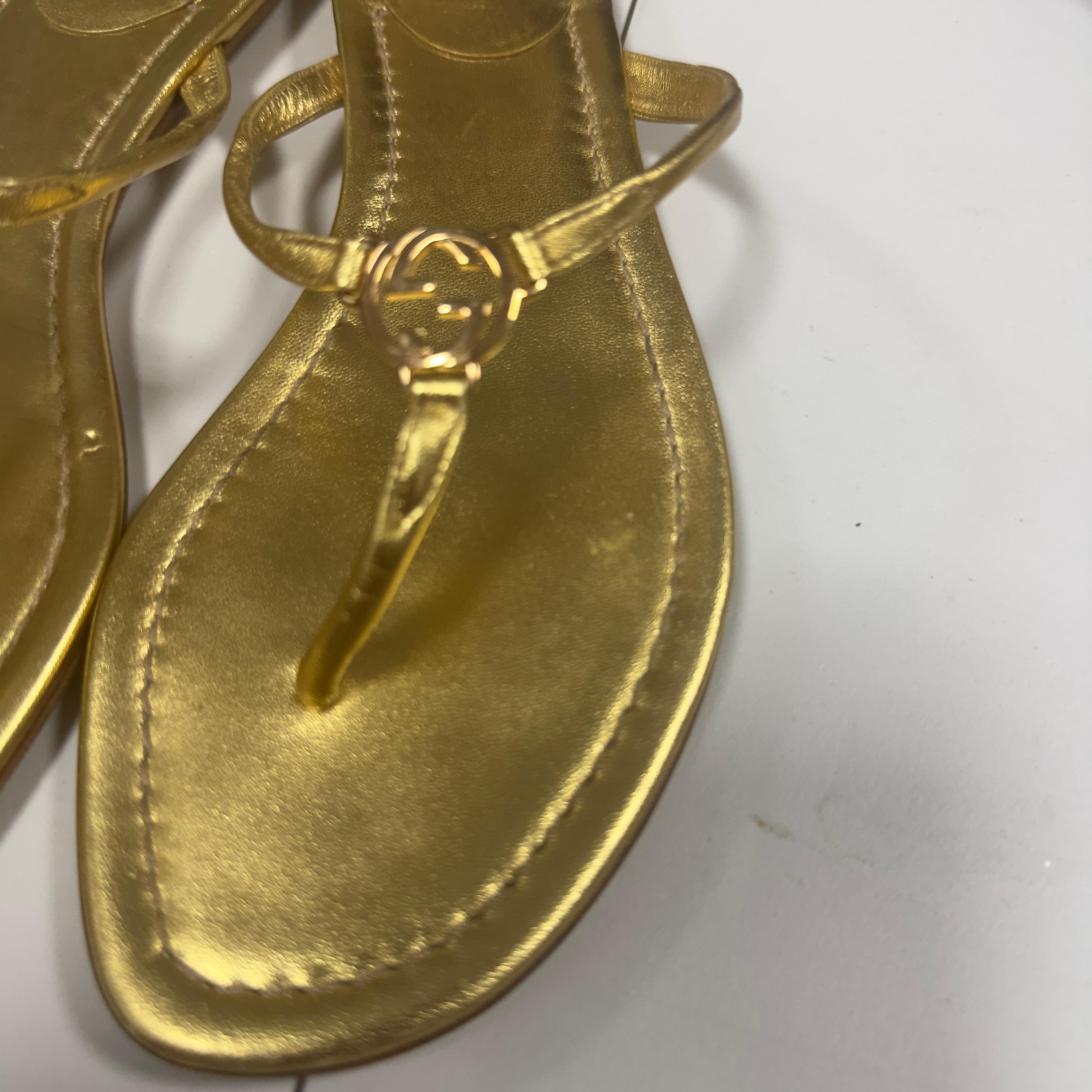Tongs Gucci en cuir métallisé doré avec logo GG - Made in Italy, Taille 36 Pour femmes en vente
