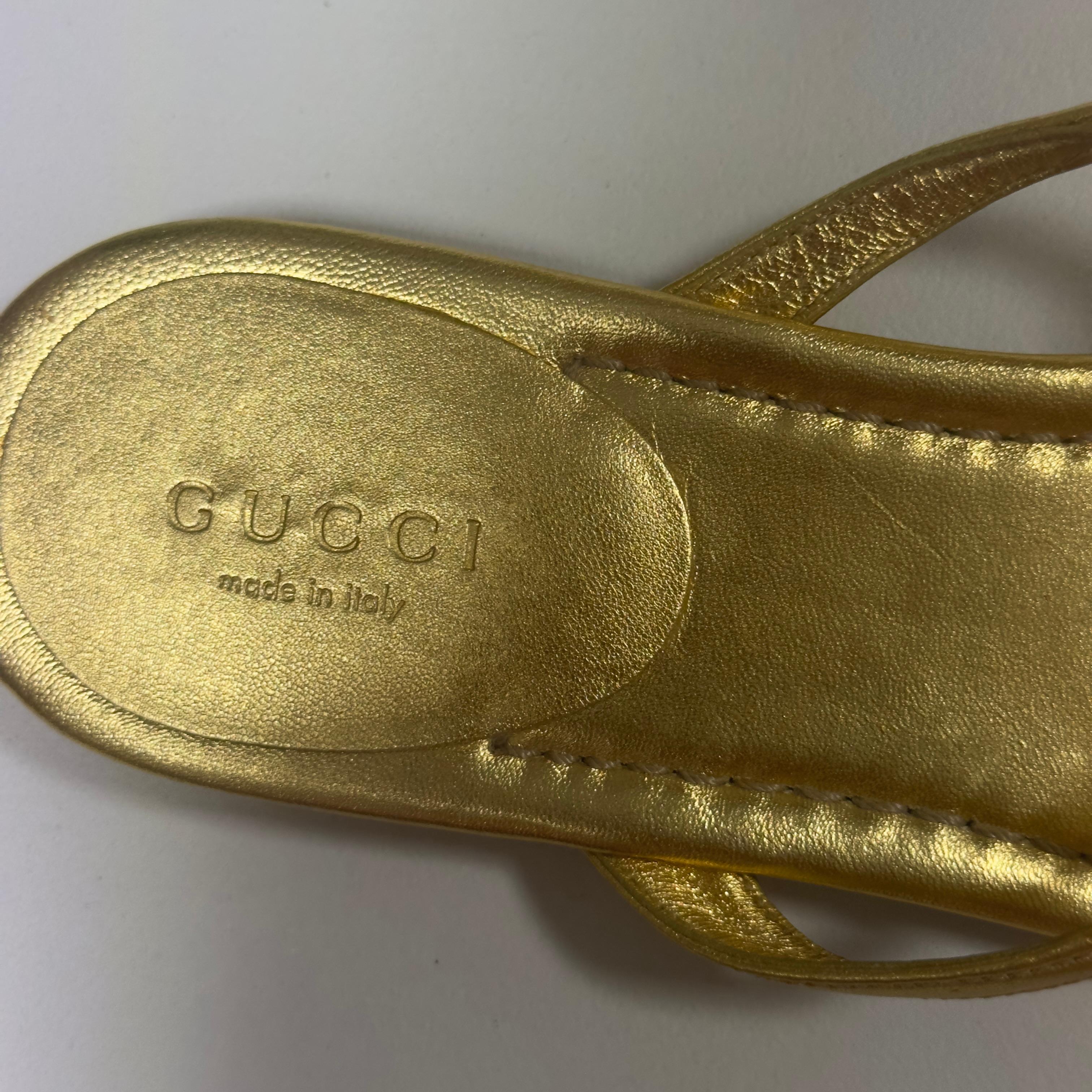 Tongs Gucci en cuir métallisé doré avec logo GG - Made in Italy, Taille 36 en vente 1