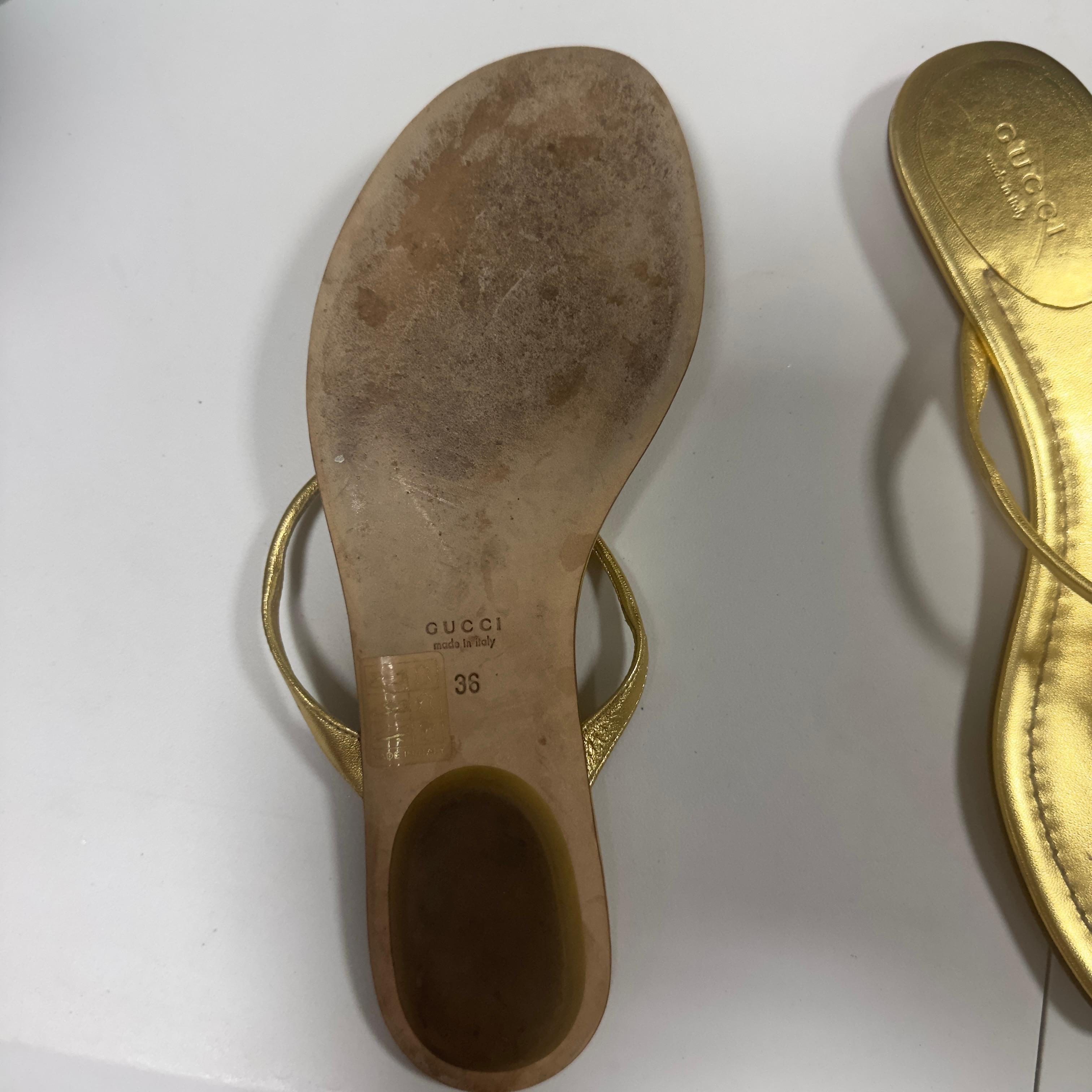 Tongs Gucci en cuir métallisé doré avec logo GG - Made in Italy, Taille 36 en vente 2