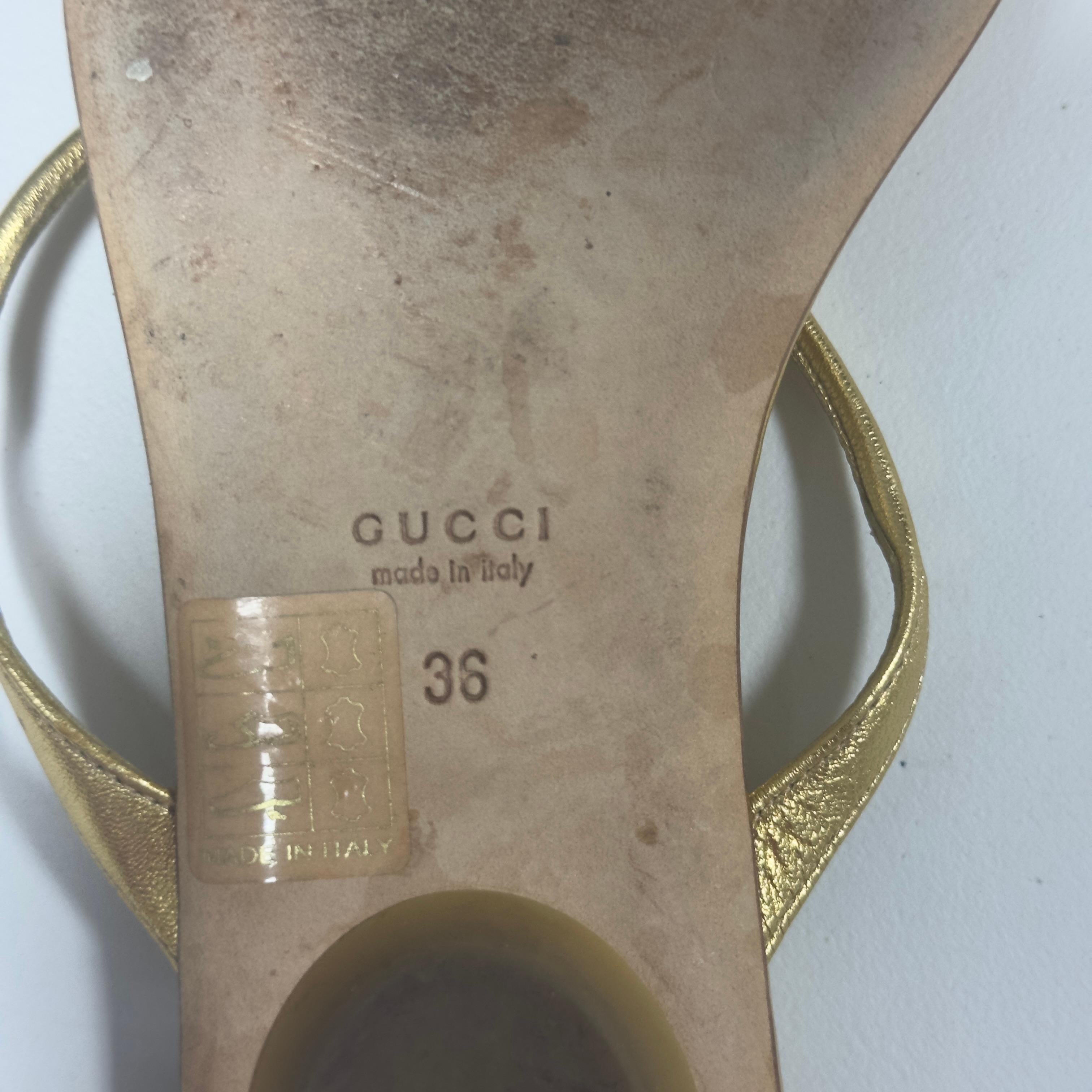 Tongs Gucci en cuir métallisé doré avec logo GG - Made in Italy, Taille 36 en vente 3