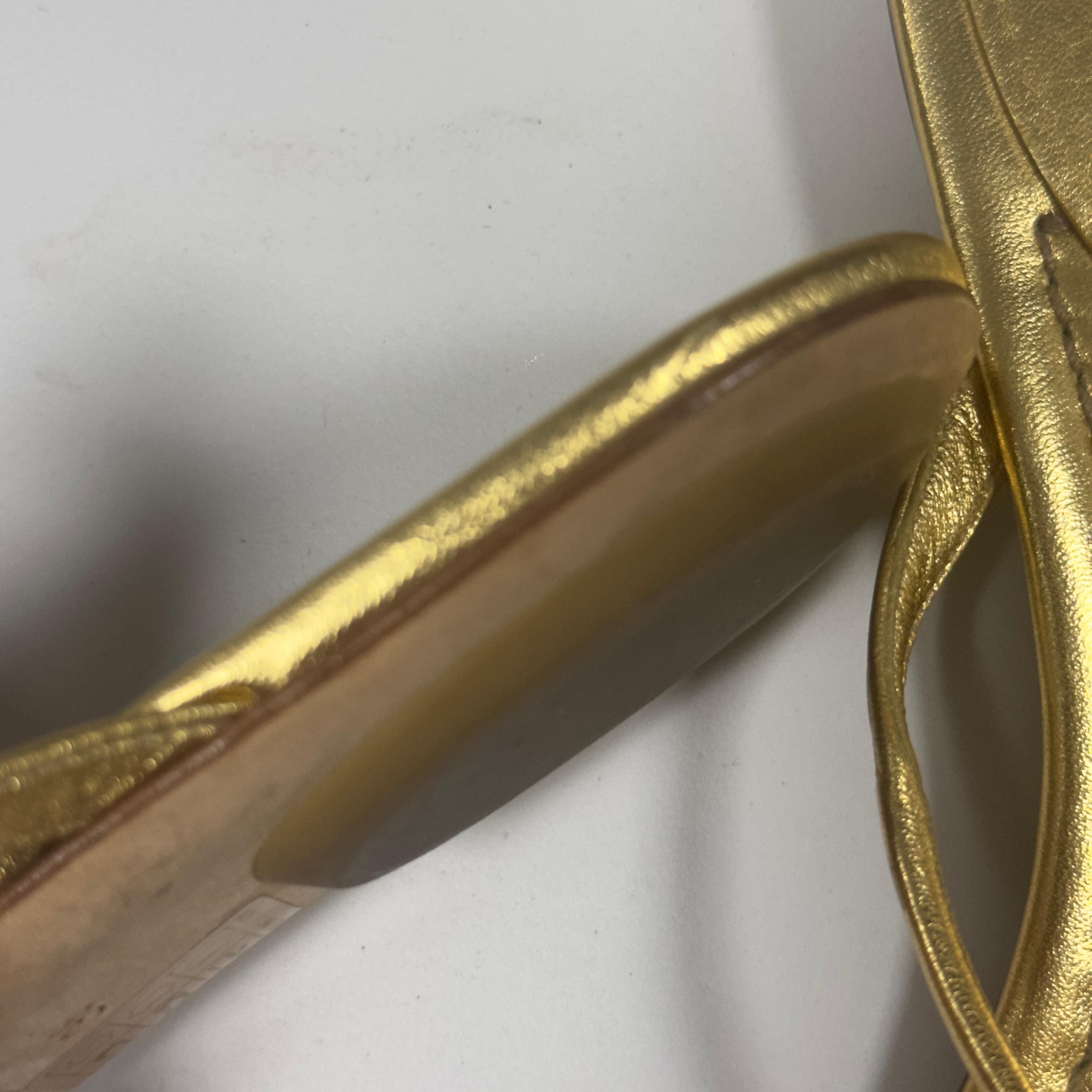 Tongs Gucci en cuir métallisé doré avec logo GG - Made in Italy, Taille 36 en vente 4