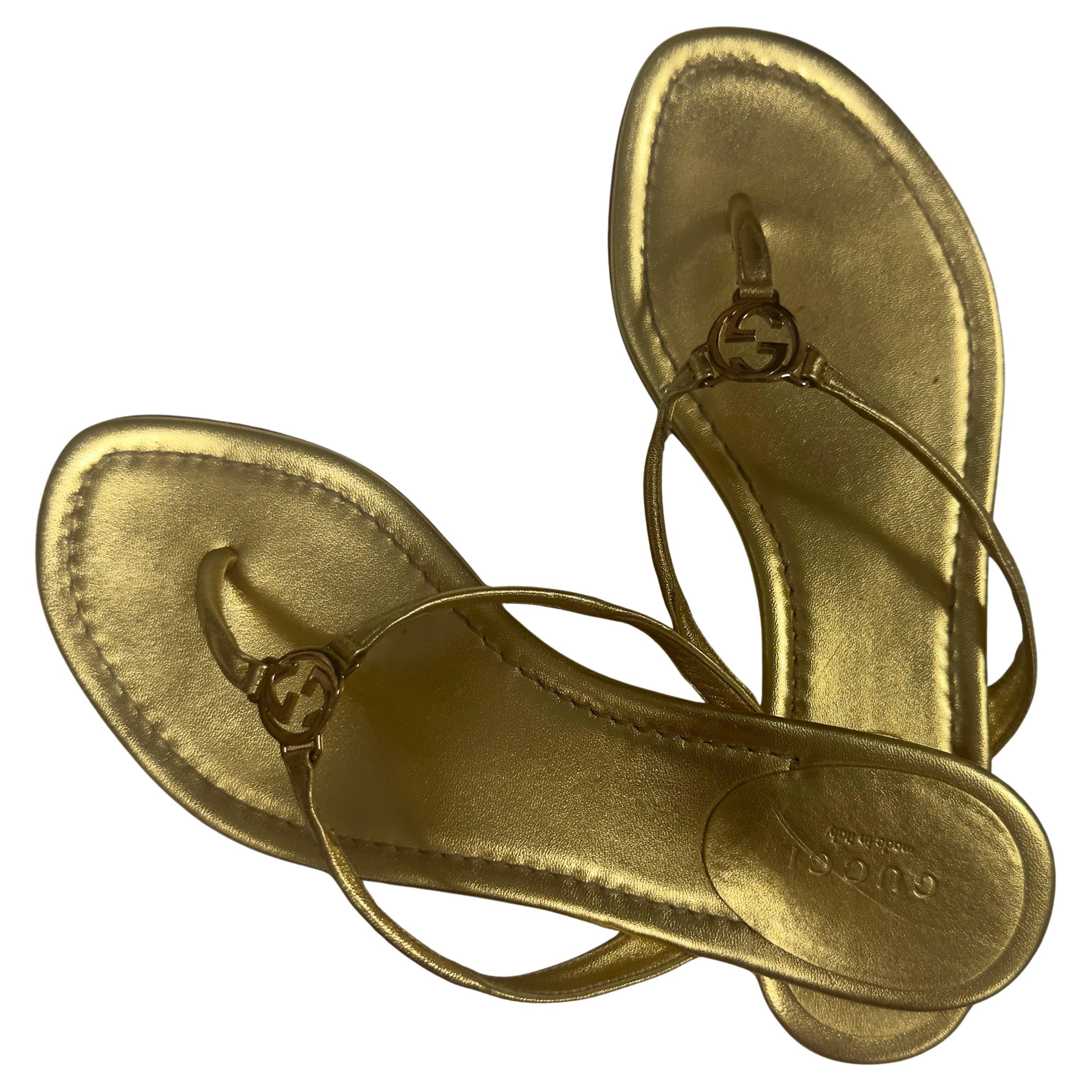Tongs Gucci en cuir métallisé doré avec logo GG - Made in Italy, Taille 36 en vente