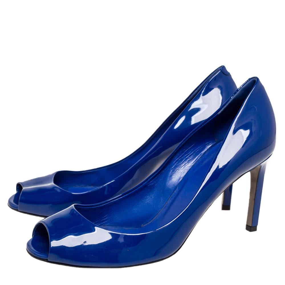 Made from high-end patent leather, these stunning ink blue pumps from Gucci are a splendid example of luxury and style. They feature peep-toes and 8 cm heels for a comfy fit. A pair of gorgeous pumps like this one is a closet must-have!

