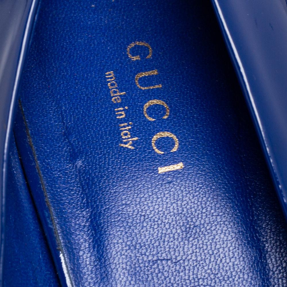 Gucci - Escarpins à bout ouvert en cuir verni bleu à l'encre, taille 38 en vente 2