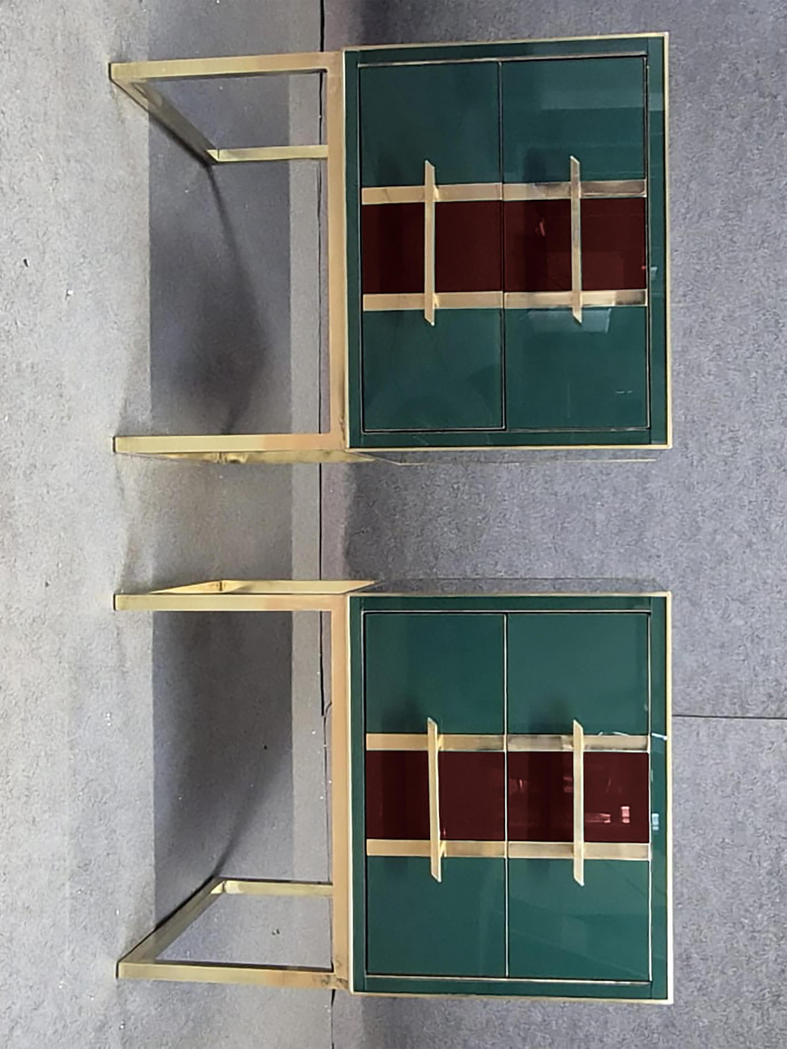 Intagliato a mano Gucci-Inspired Green and Red Murano Bedside Tables: A Statement of Elegance - JF in vendita