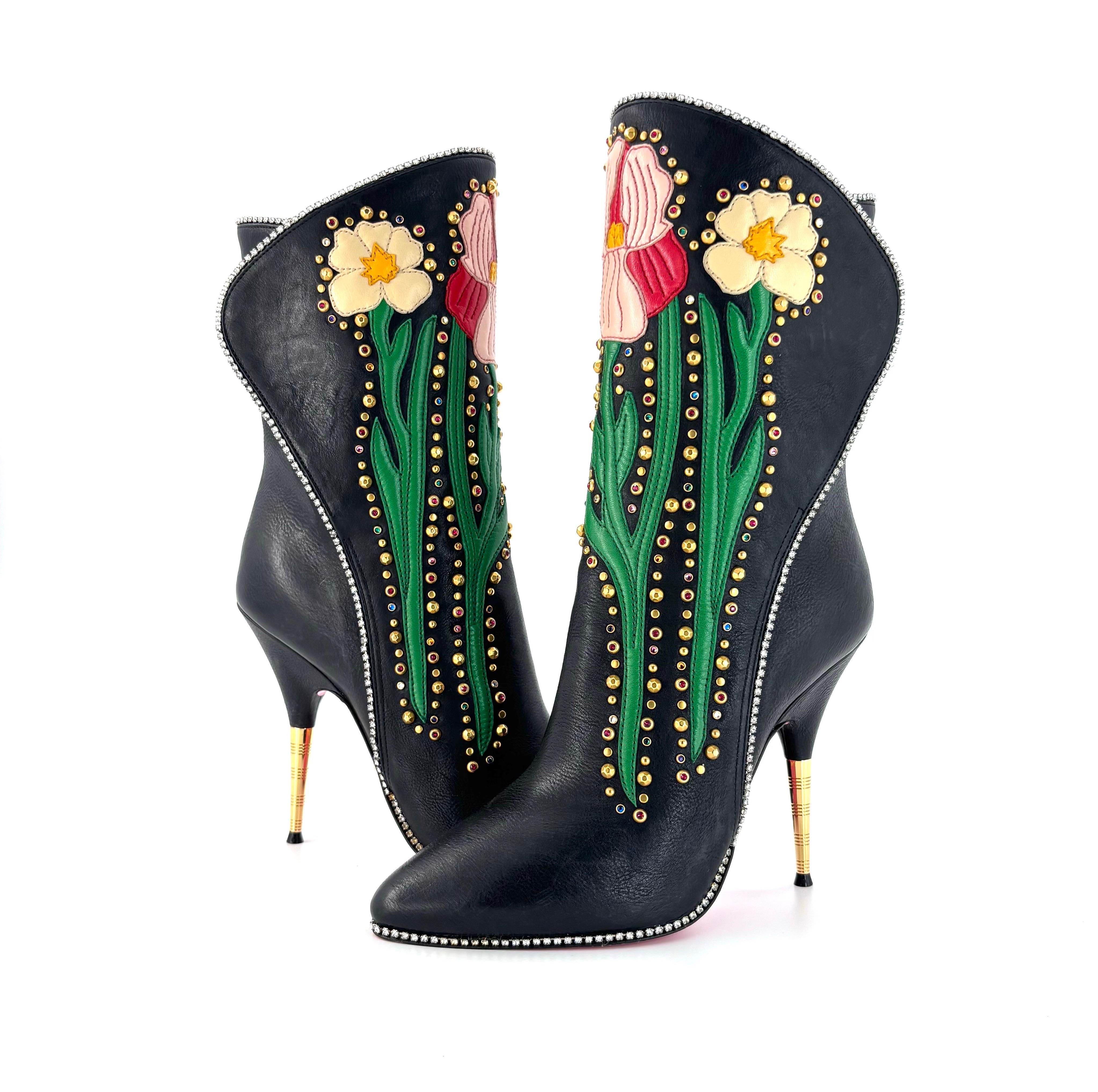 Gucci Stivali con tacco in pelle nera con intarsio floreale

Colore Nero Multi
Taglia 37EU
Altezza del tacco 4.26in 

Tomaia in pelle
Suola in cuoio
A punta 
Tacco a spillo
Tira su
Ritaglio di fiore in pelle tinta
Cristalli di ornamento
Come visto