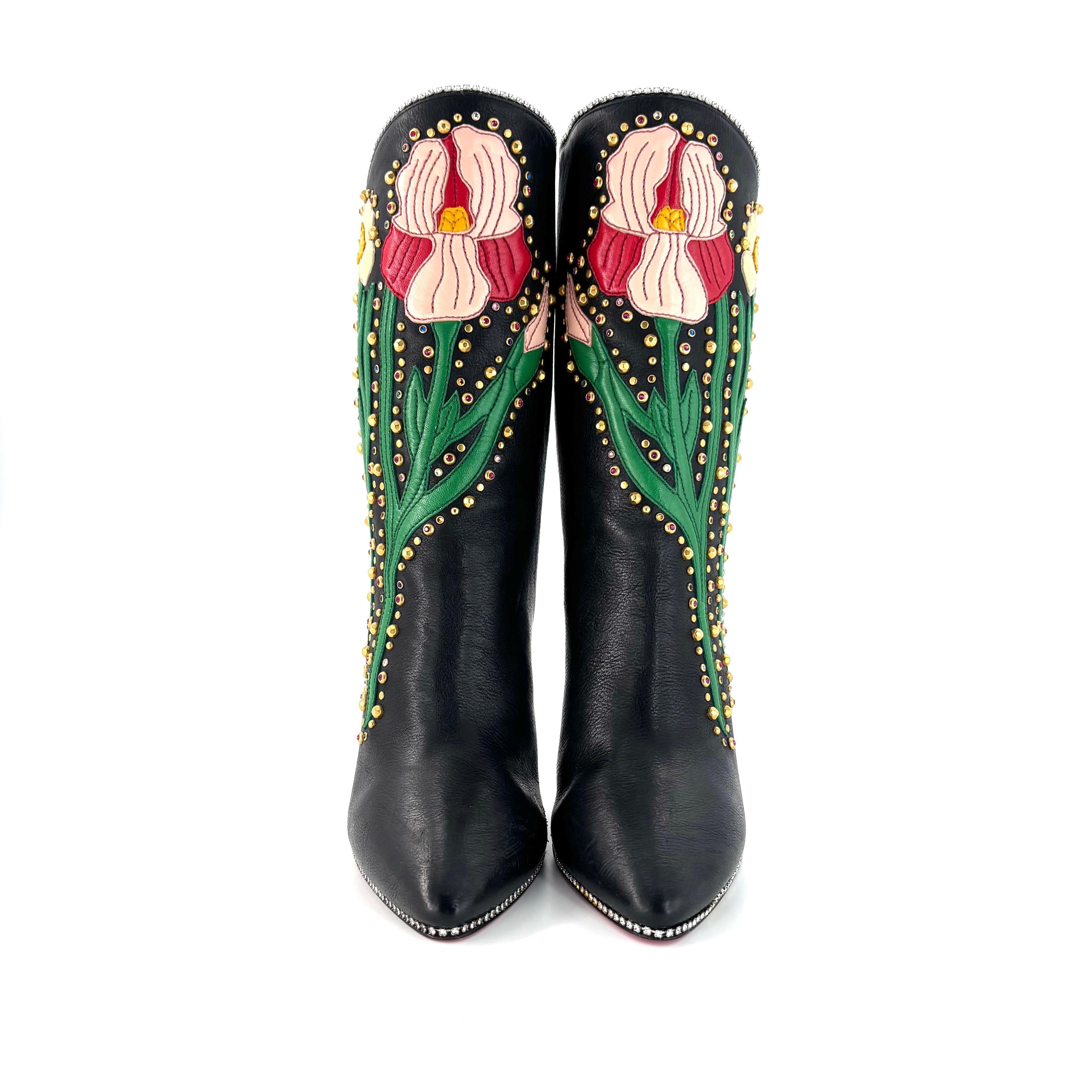 Gucci Stivali a spillo in pelle nera impreziositi da strass floreali 37 In condizioni ottime in vendita a Mechanicsville, VA
