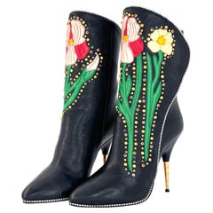 Gucci Botas de tacón de aguja de cuero negro con adornos florales de pedrería 37