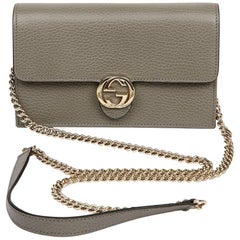 Portefeuille Gucci Interlock sur chaîne en cuir gris