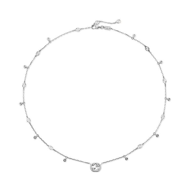 Gucci Collana con diamanti da 0,252 carati in oro bianco 18ct YBB729402003

La collezione di gioielli Interlocking G prende spunto dal logo geometrico, dando vita a questo design. Con diamanti incastonati e impreziosito da una G intrecciata, il
