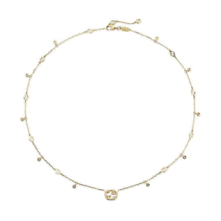 Gucci Collana con diamanti da 0,252 carati in oro giallo 18ct YBB729402002

La collezione di gioielli Interlocking G prende spunto dal logo geometrico, dando vita a questo design. Con diamanti incastonati e impreziosito da una G a incastro, il pezzo