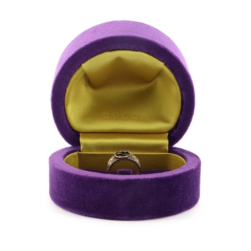 Zustand: Ausgezeichnet. Zeigt schwache Abnutzung. 
Zubehör: Kein Zubehör
Maßangaben: Größe: 6.25 - 53:: Breite: 7.85 mm
Designer: Gucci
Modell: Interlocking G Arabesque Ring 18K Gelbgold Wide
Äußeres Material: 18K Gelbgold
Äußere Farbe: