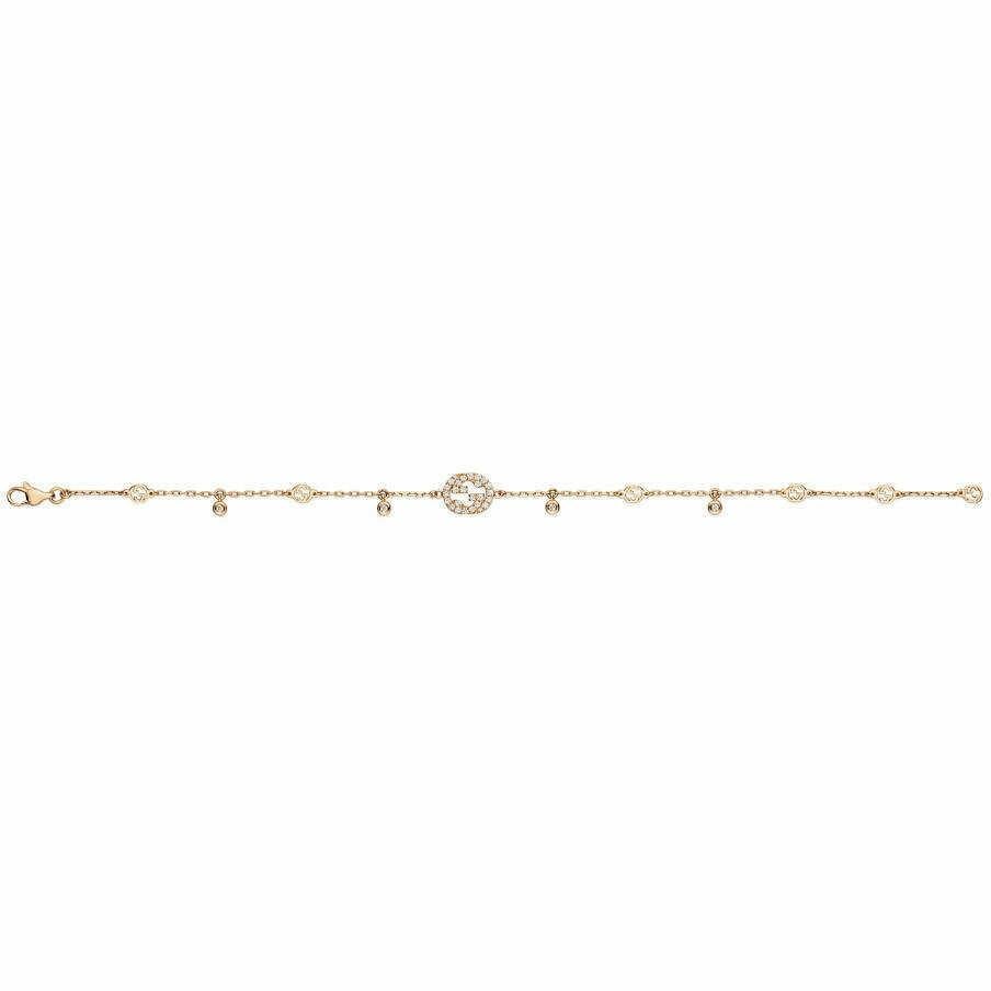 Bracciale Gucci della collezione Interlocking G in oro rosa e diamanti.

Il riferimento è YBA729403001.

Bracciale Gucci in oro rosa 18 carati, simbolo GG centrale in pavé di diamanti e pendenti a forma di punto luce per un peso totale di 0,20
