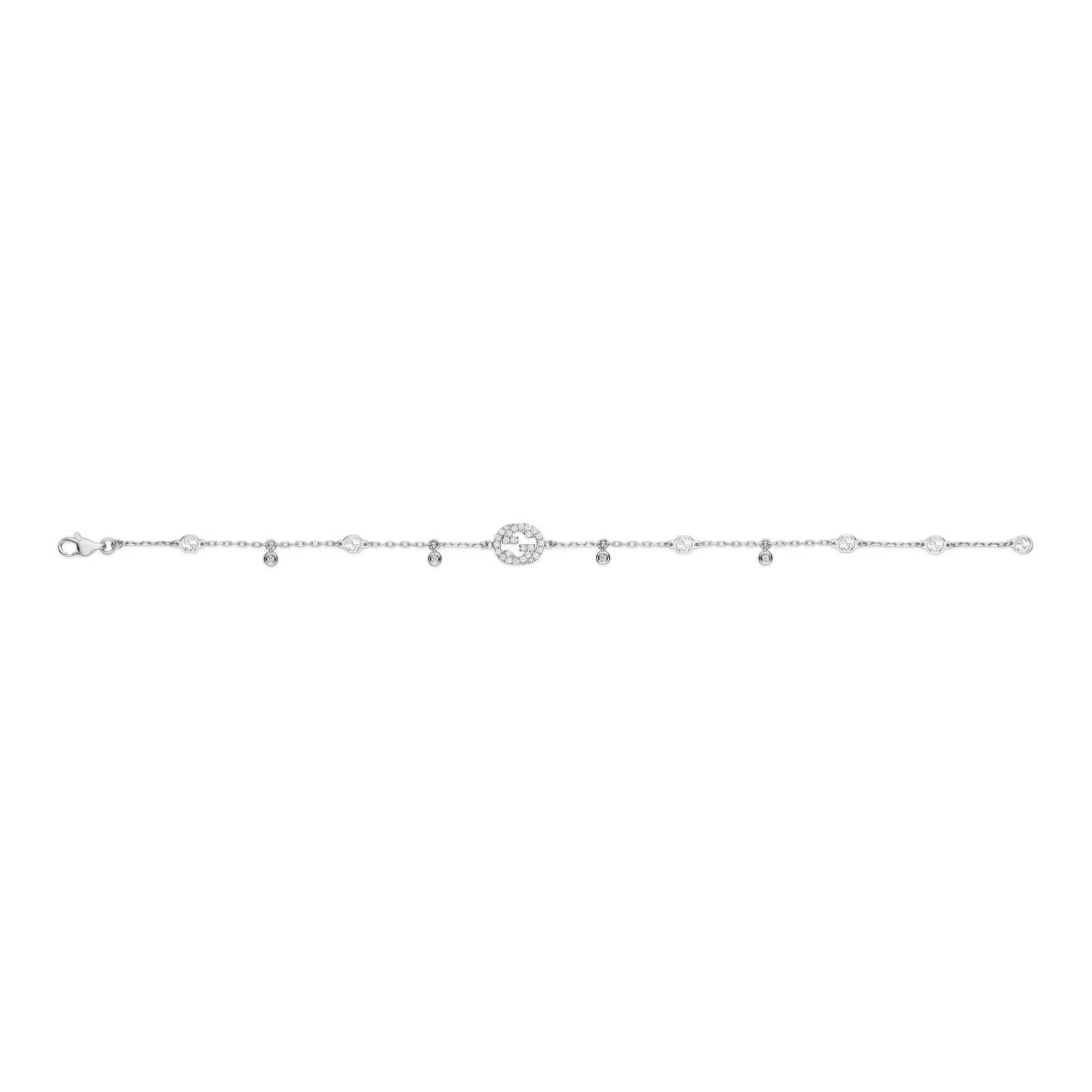 La collezione di gioielli Interlocking G prende spunto dal logo geometrico, dando vita a questo design. Whiting con dettagli a G intrecciata e diamanti incastonati, il bracciale in oro bianco 18 carati è ideale per essere indossato tutti i